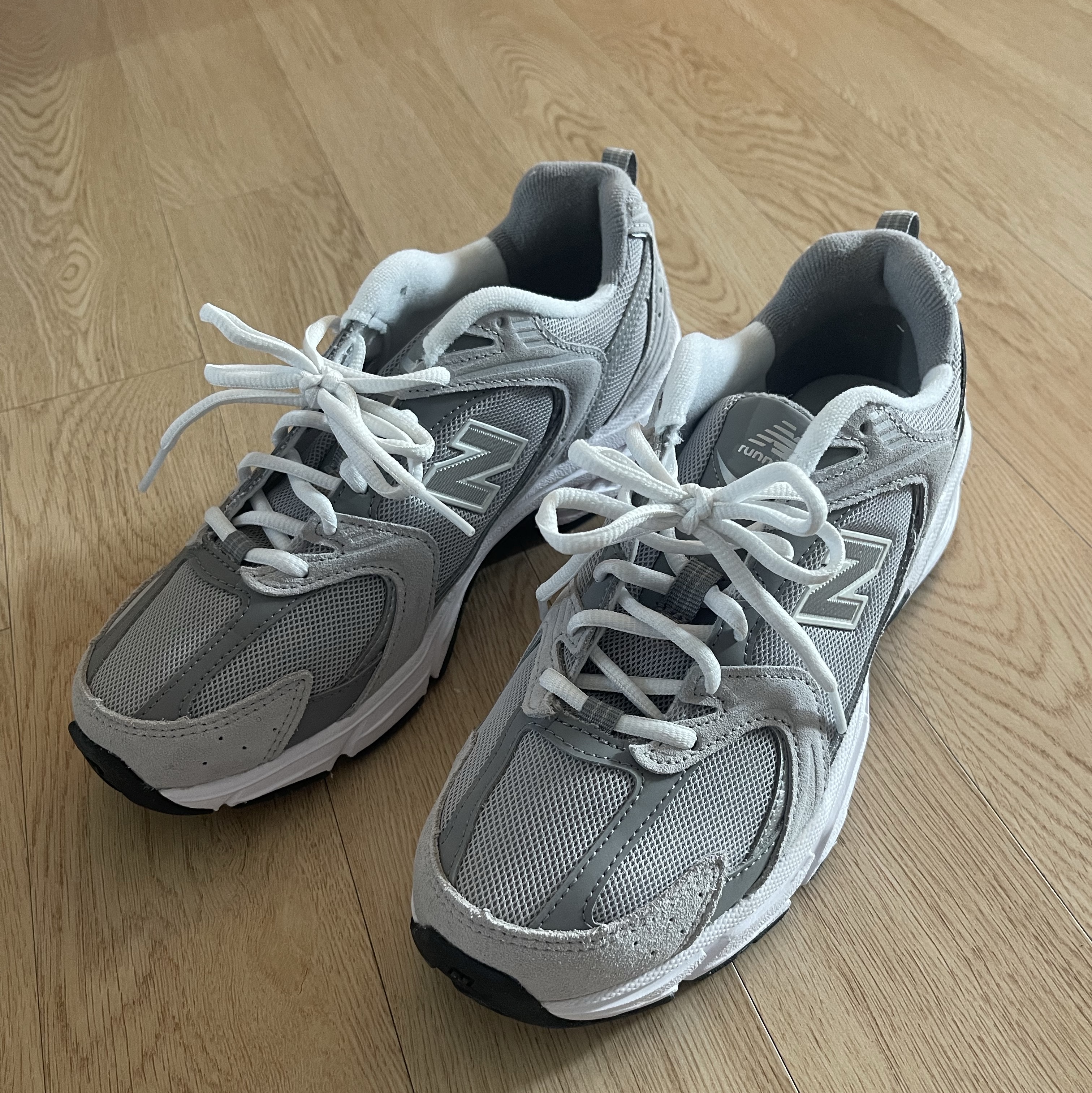 New Balance 530 Grey 착용 스타일