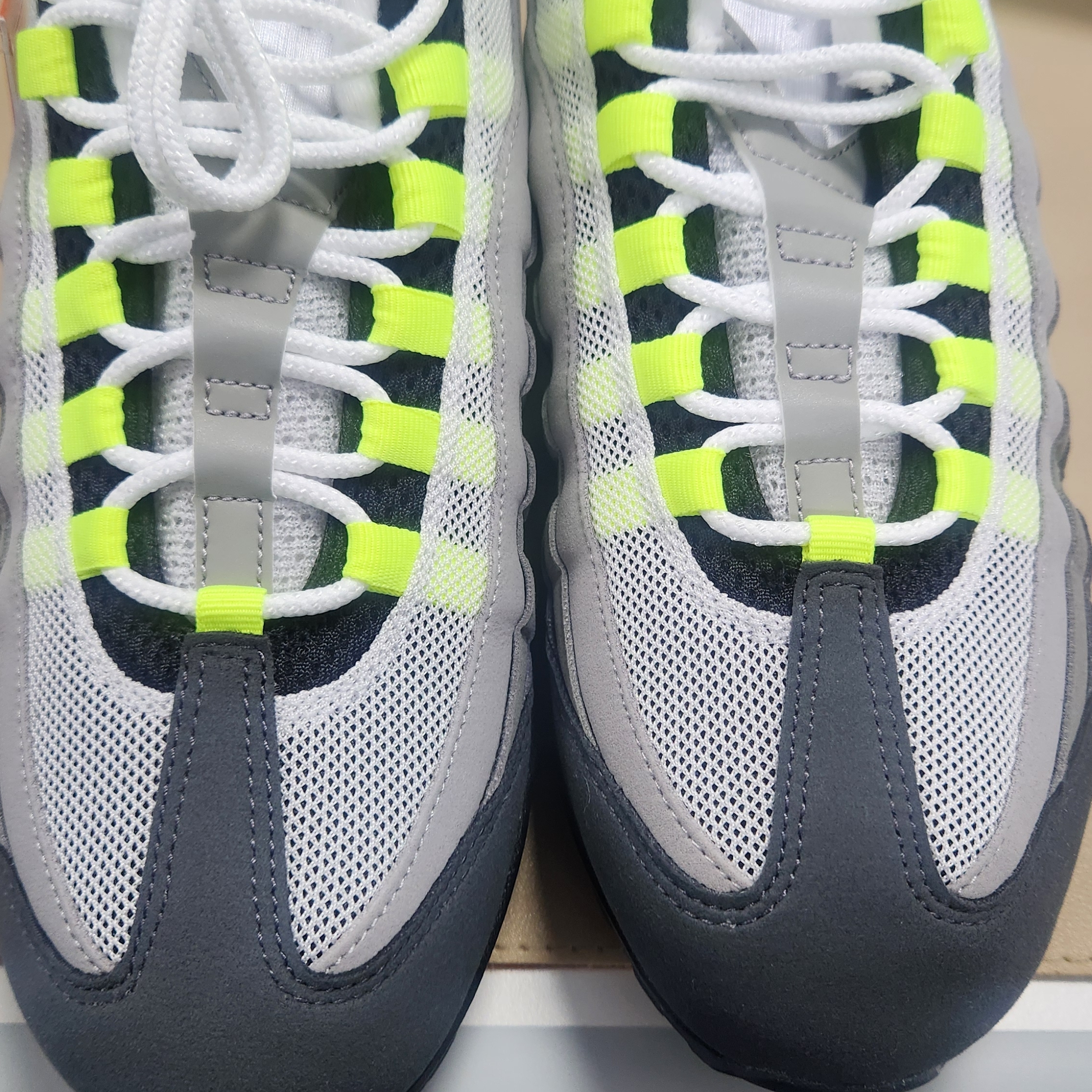 Nike Air Max 95 OG Neon 착용 스타일 - 2