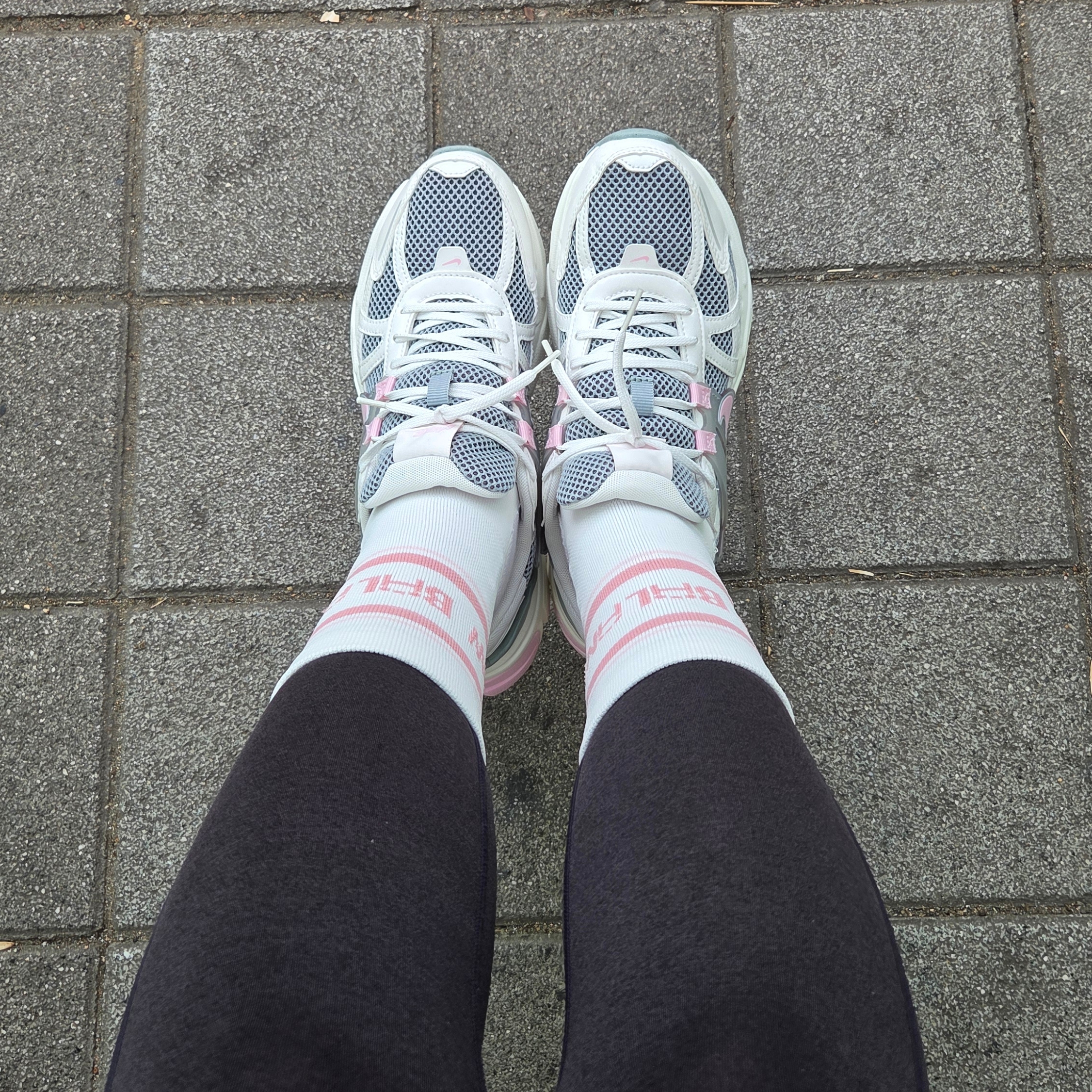(W) Nike V2K Run Light Pumice Photon Dust 착용 스타일