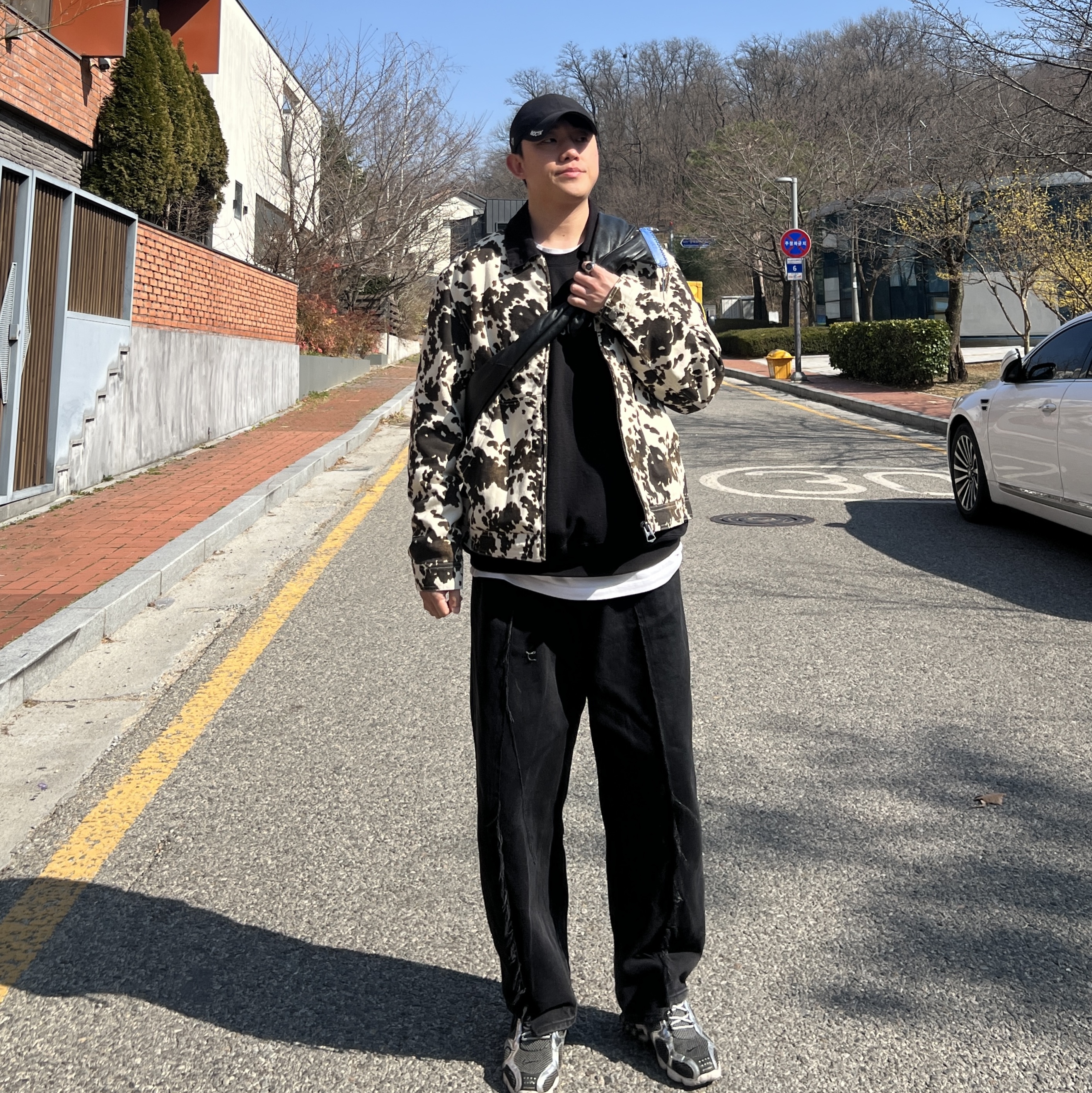 Ader Error x Zara Leather Shoulder Bag with Knot Black, Nike x Drake Nocta Golf Cap Black 착용 스타일 - 2