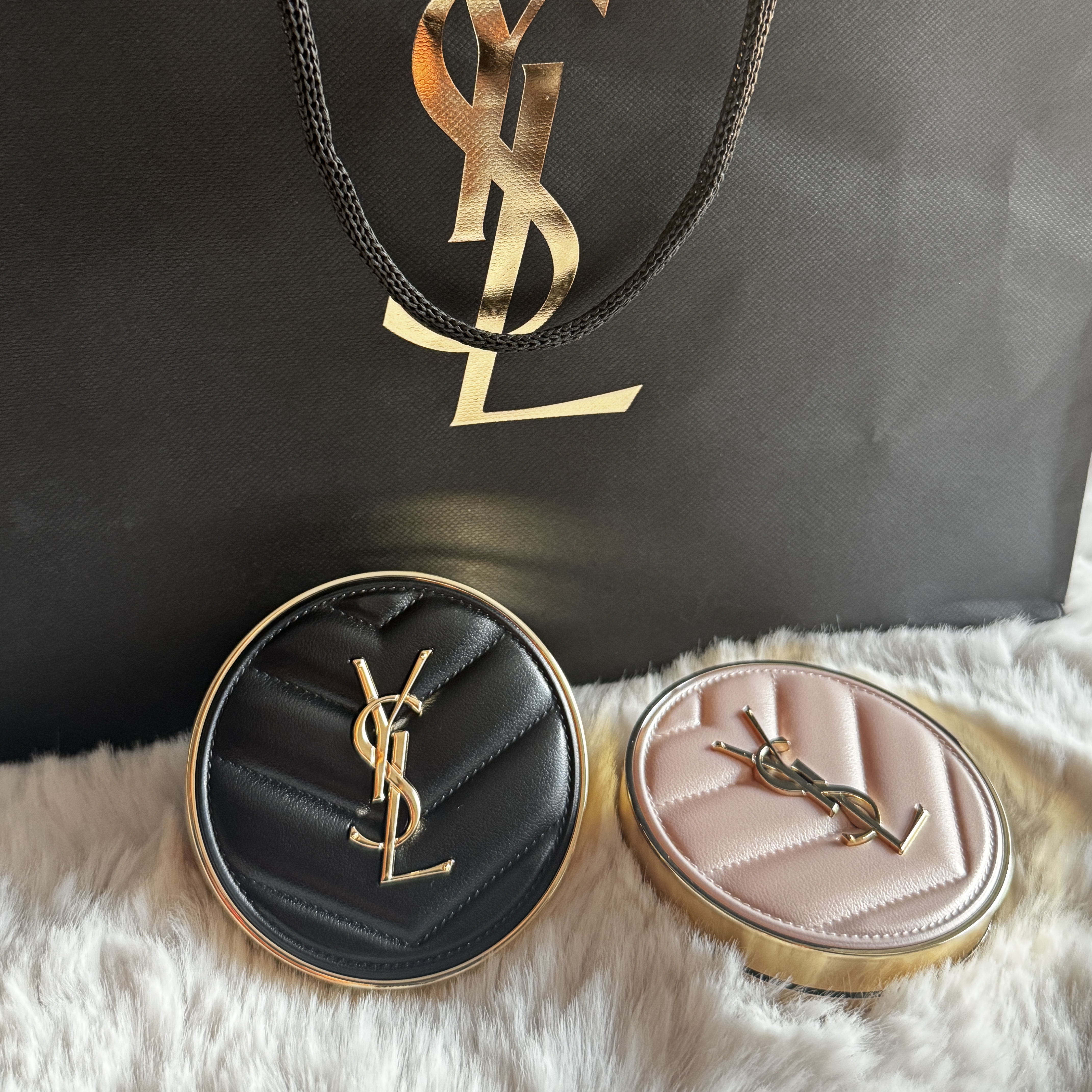 Yves Saint Laurent New Encre De Peau Cusion 20, Yves Saint Laurent Encre De Peau Cusion 30 착용 스타일 - 1
