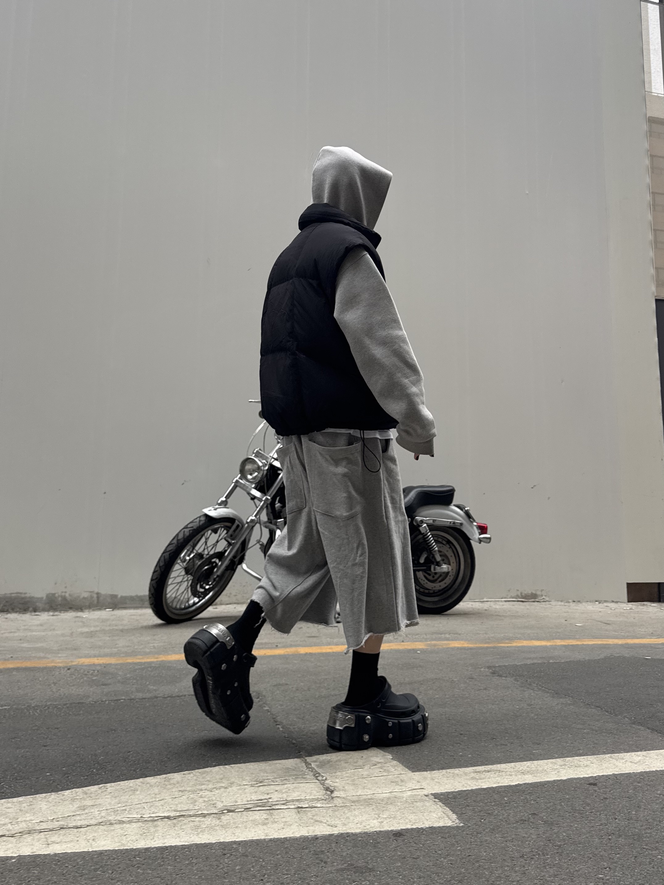 Balenciaga x Crocs Hardcrocs Slide Black, ROARINGRAD Unbalance Sweat Bermuda Pants Gray 착용 스타일 - 2