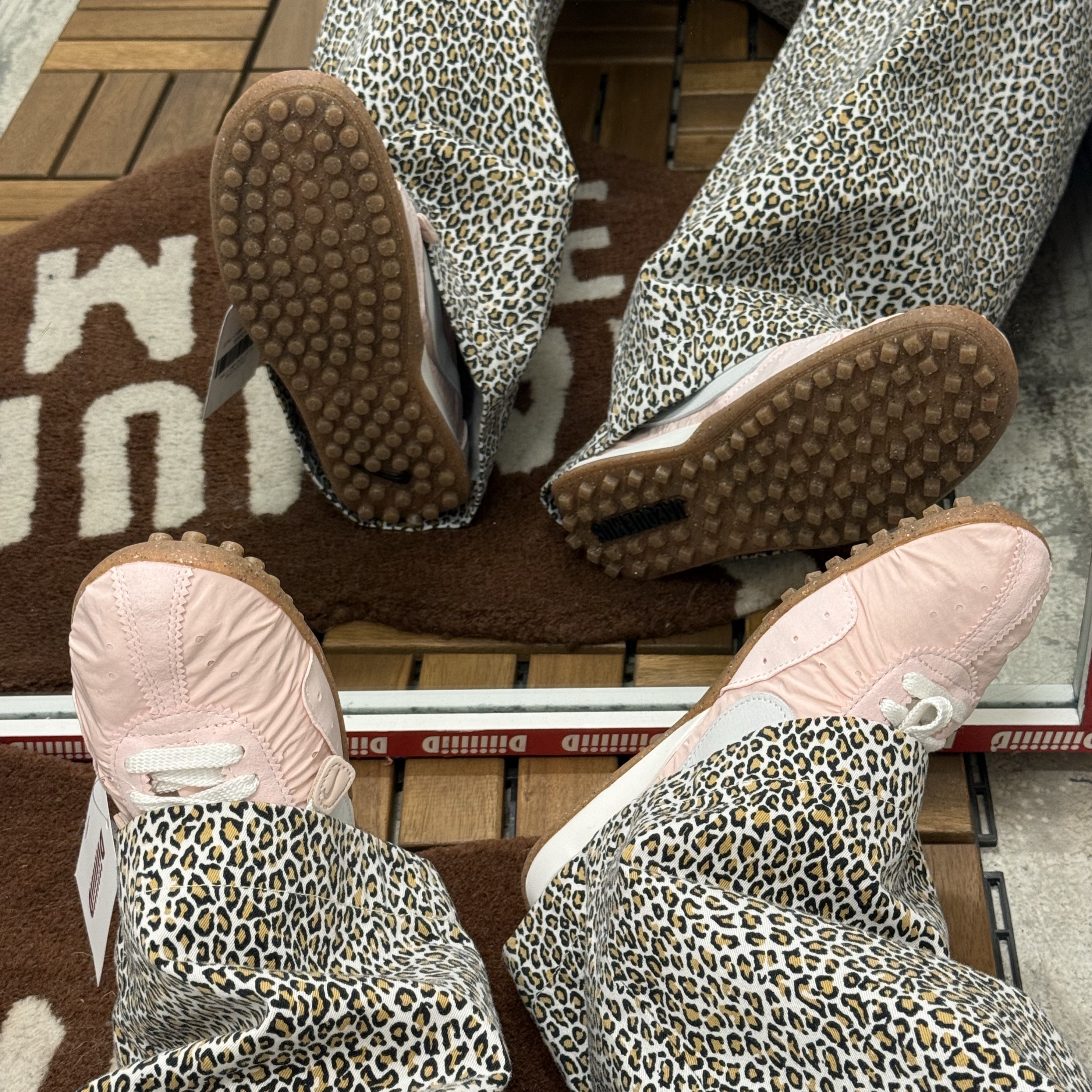 Supreme Chino Pants Leopard - 25FW, Nike x Jacquemus Moon Shoe SP Aluminum Pink Sail 착용 스타일 - 2