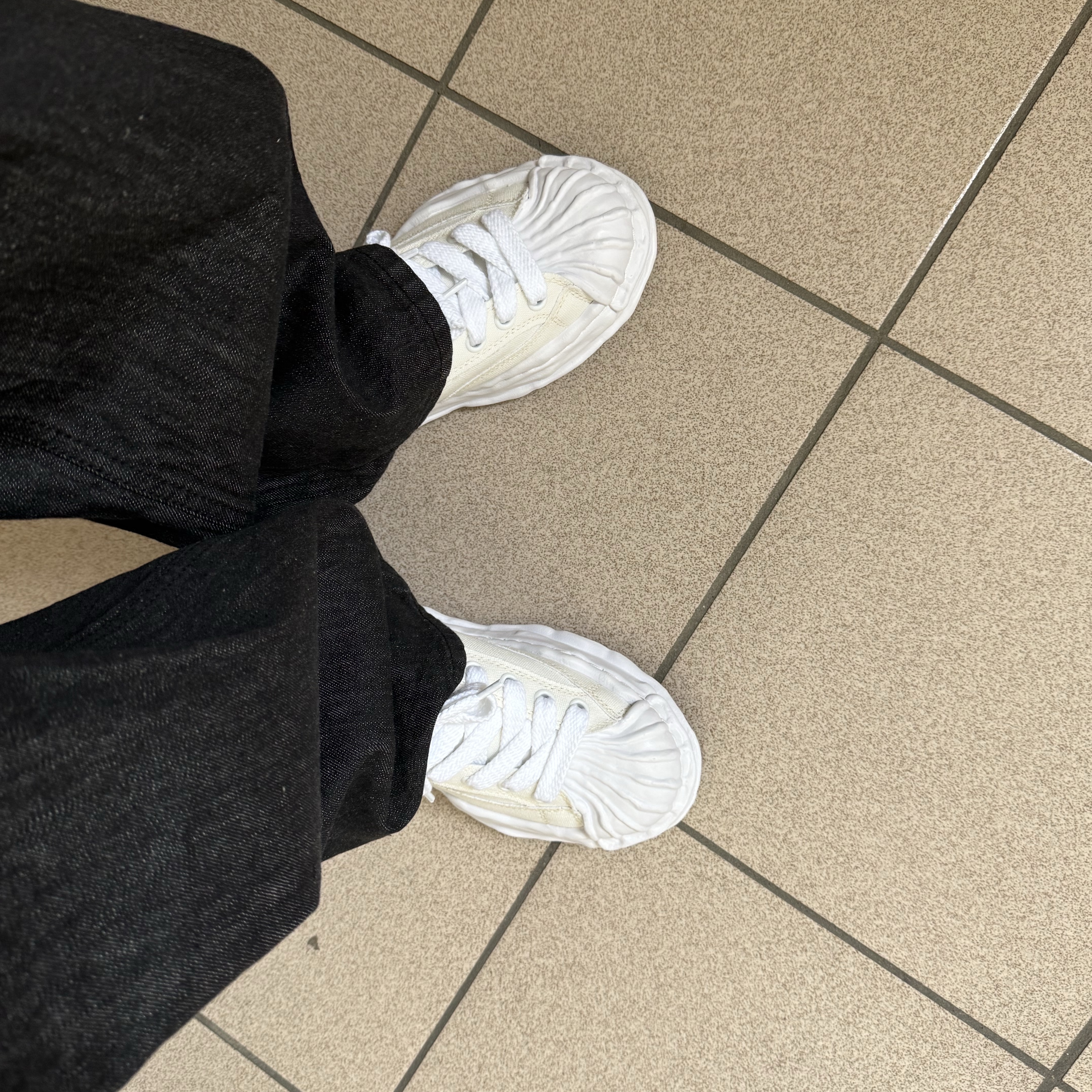 Maison Mihara Yasuhiro Blakey OG Sole Canvas Low-top Sneakers White 착용 스타일