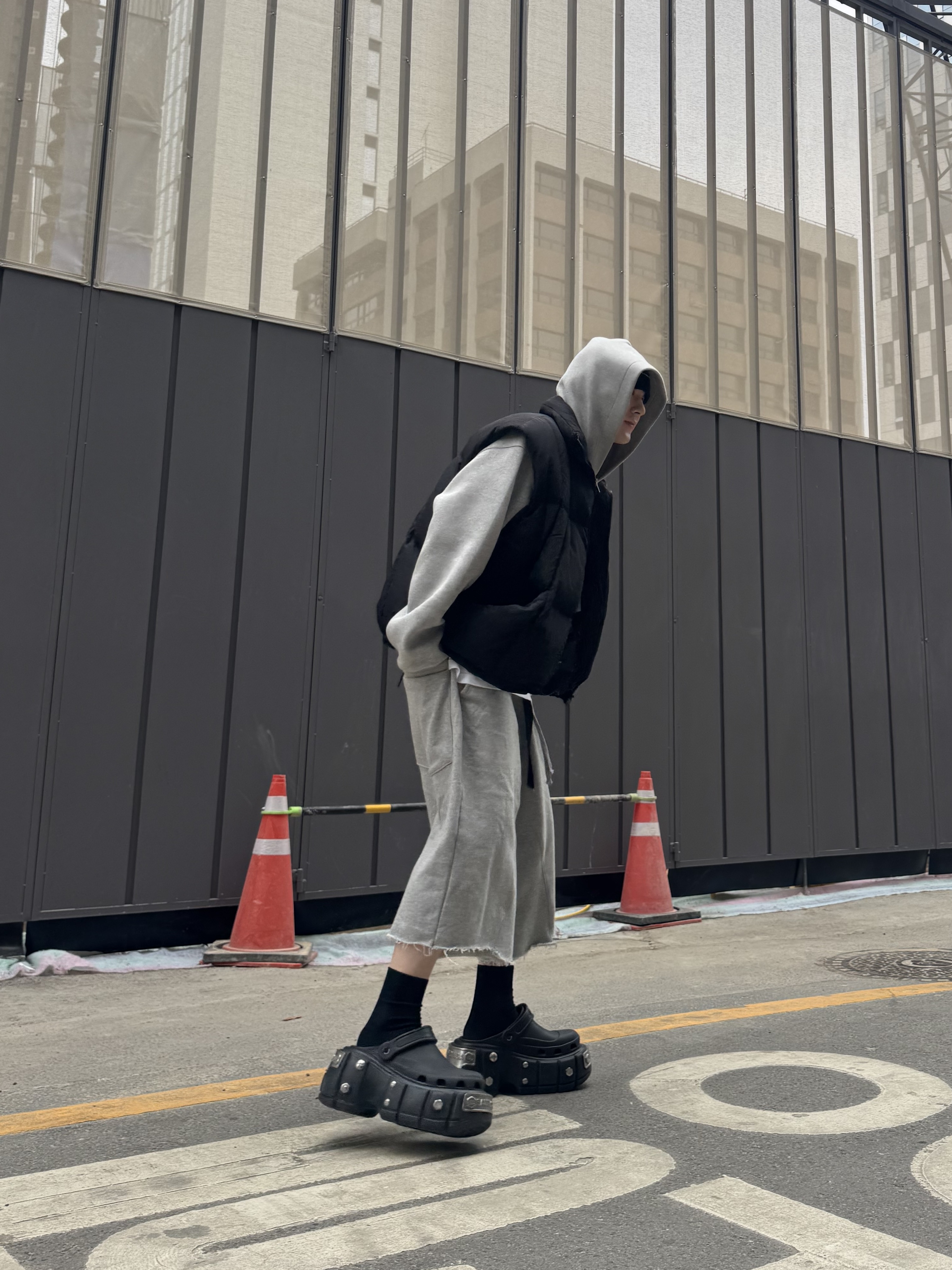 Balenciaga x Crocs Hardcrocs Slide Black, ROARINGRAD Unbalance Sweat Bermuda Pants Gray 착용 스타일 - 5
