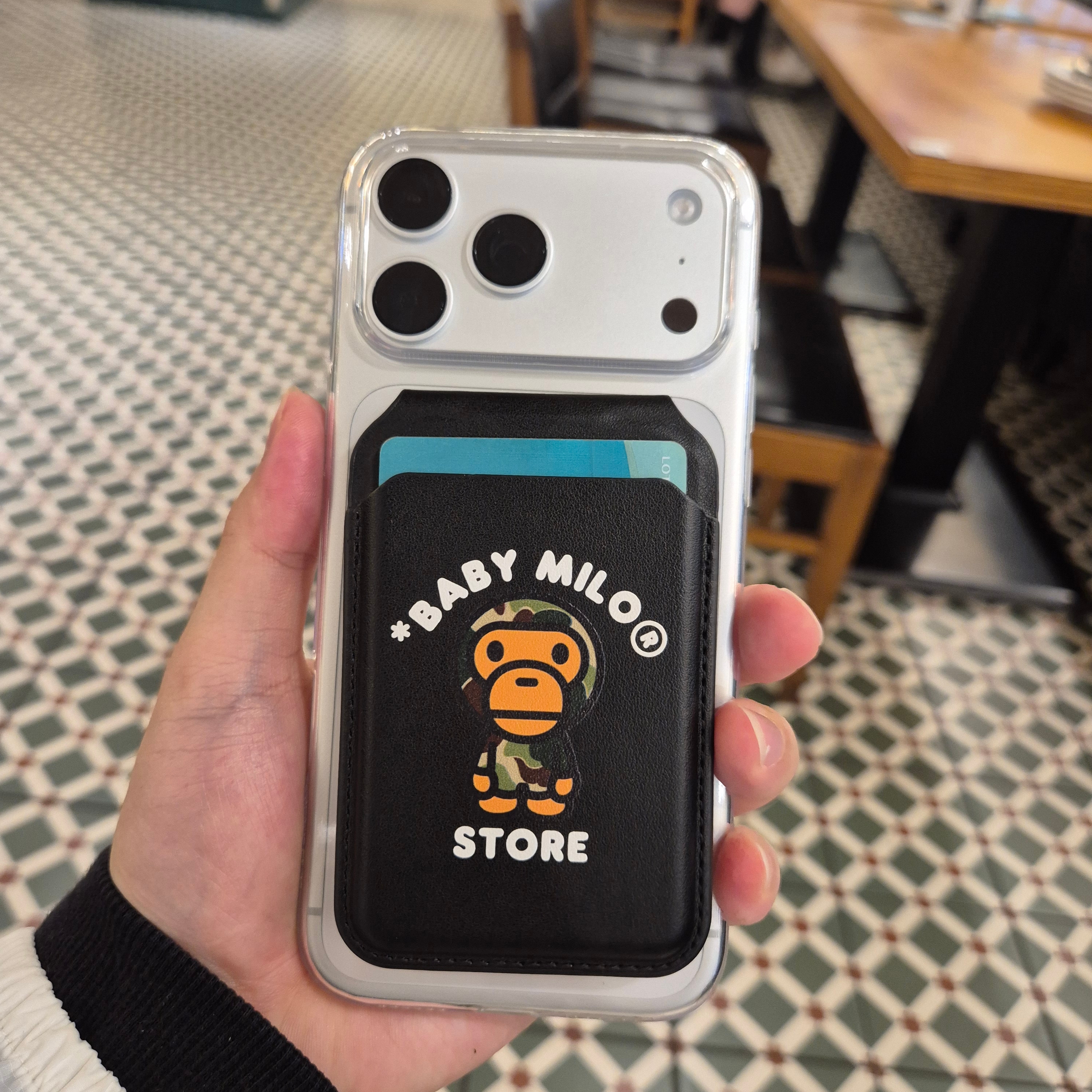 Apple iPhone 17 Pro 256GB Silver, BAPE Baby Milo MagSafe Card Holder Black 착용 스타일