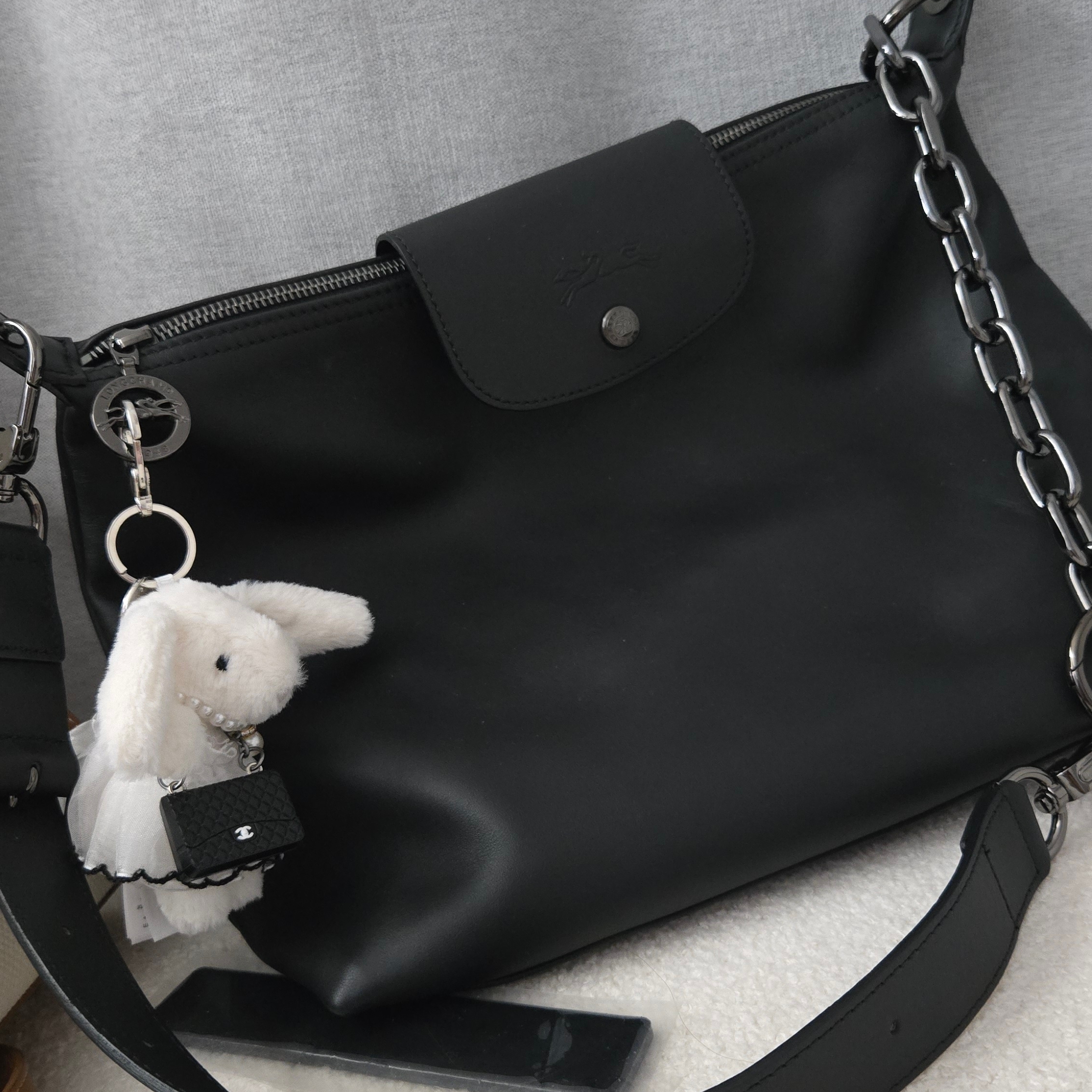 Longchamp Le Pliage XTRA M Hobo Bag Black 착용 스타일