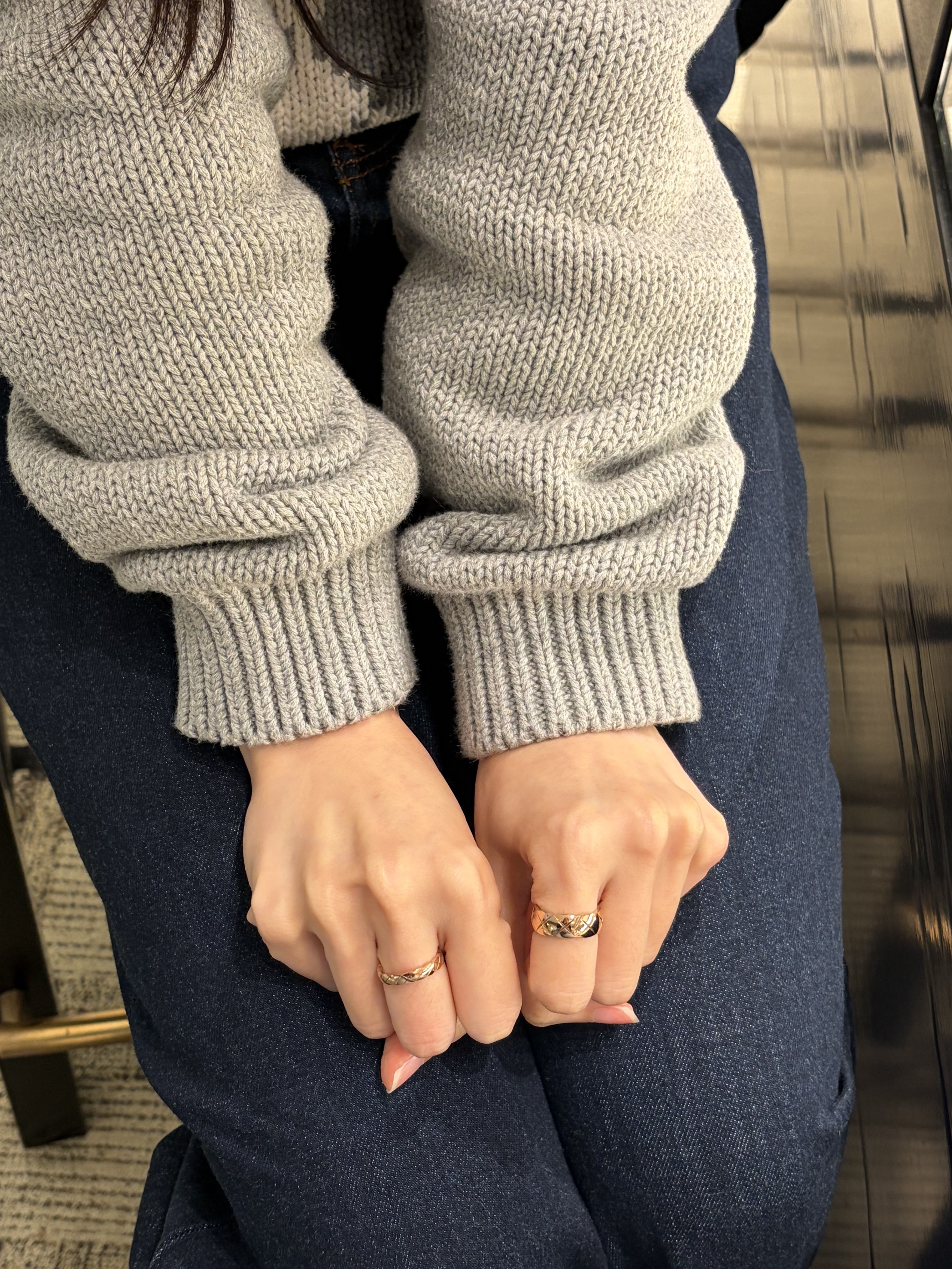 Chanel Coco Crush Ring Quilted Motif Small & 18K Beige Gold, Chanel Coco Crush Ring Quilted Motif Small & 18K Yellow Gold 착용 스타일 - 4