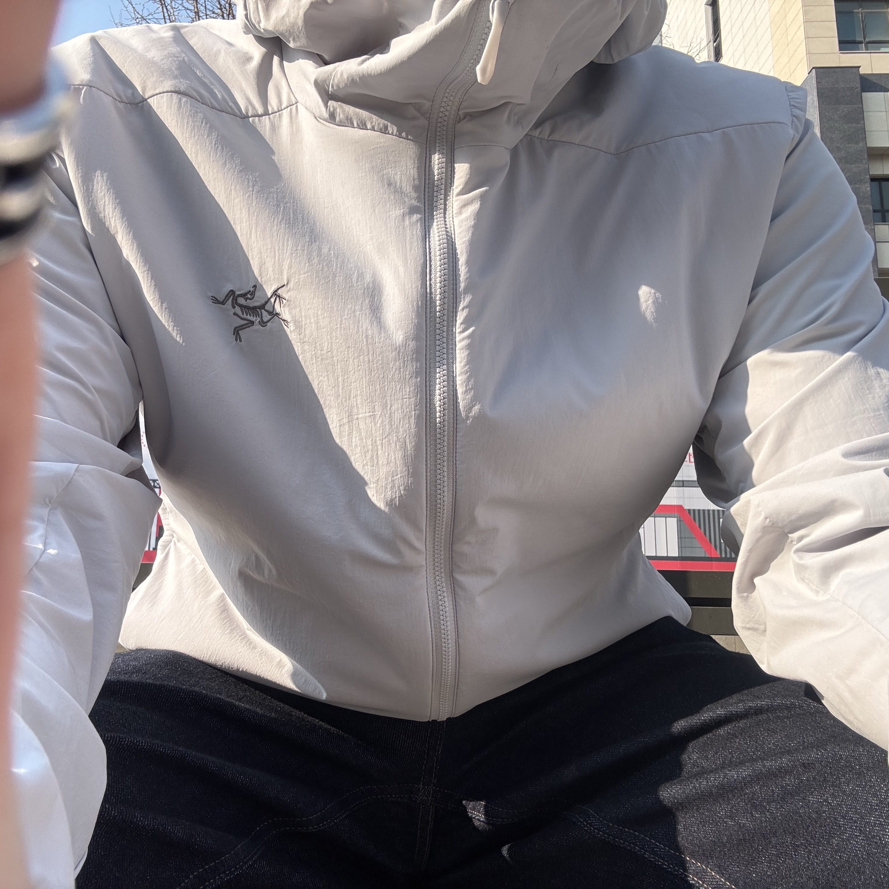 Arc'teryx Atom SL Hoody Solitude, Uniqlo x JW Anderson Straight Jean Blue - KR 착용 스타일