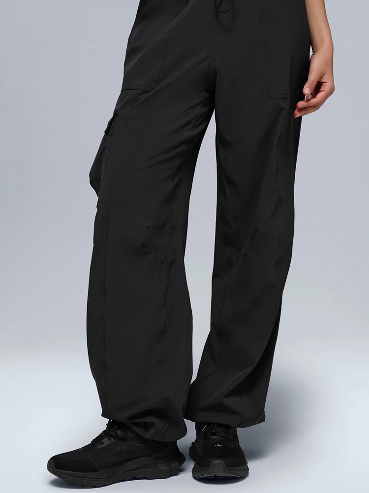 (W) Alo Yoga Megastar Cargo Pants Black, (W) Alo Yoga Accolade Sweatpants Black 착용 스타일 - 5