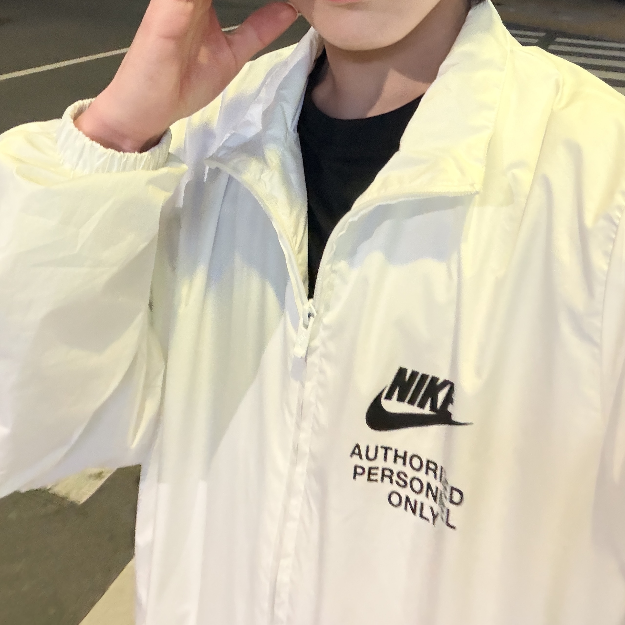 Nike Full-Zip Woven Jacket White Black 착용 스타일 - 2