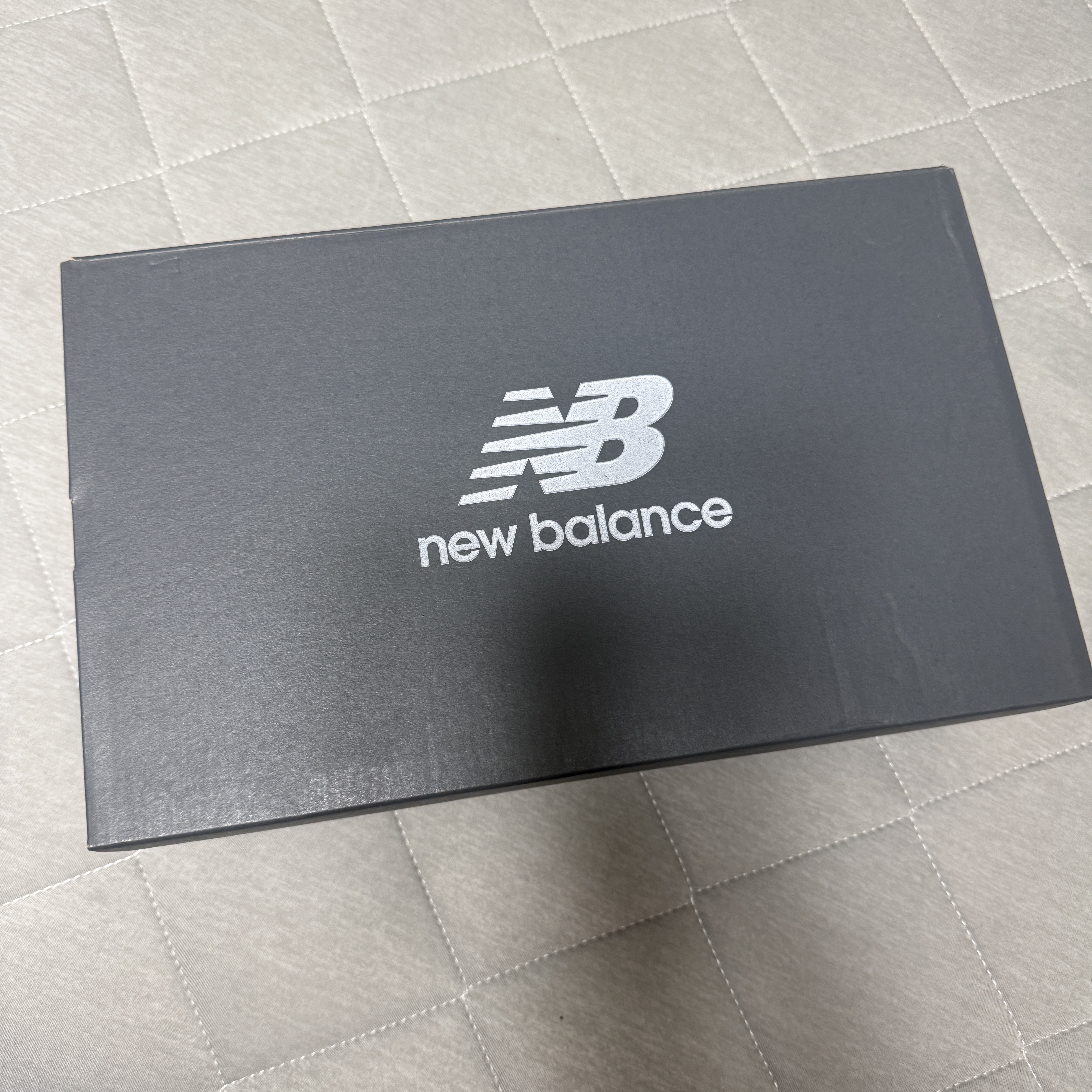 New Balance 1906A Silver Metallic Castlerock 착용 스타일 - 1