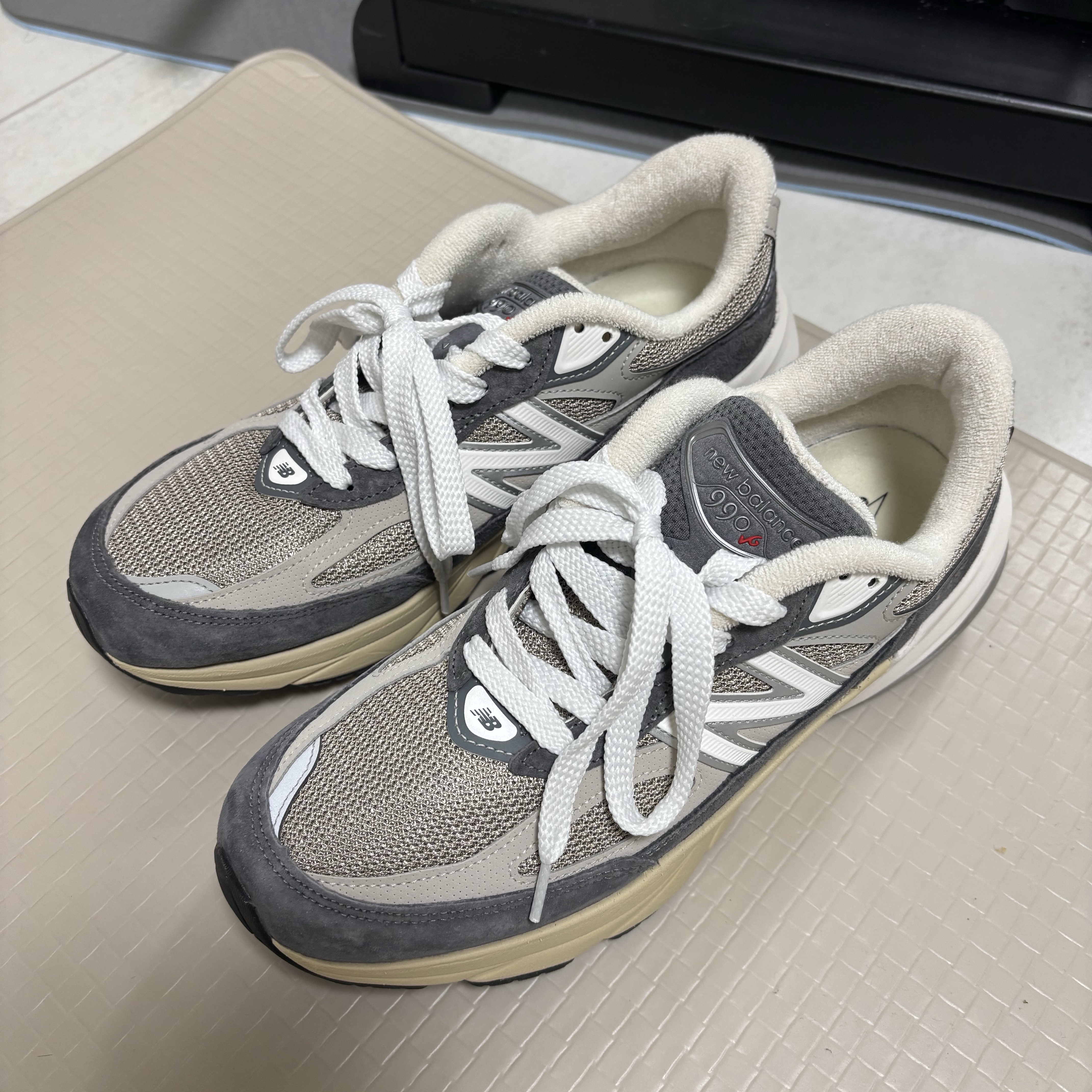 New Balance 992 Made in USA Tan, New Balance 990v6 Made in USA Castlerock Moonrock 착용 스타일 - 2