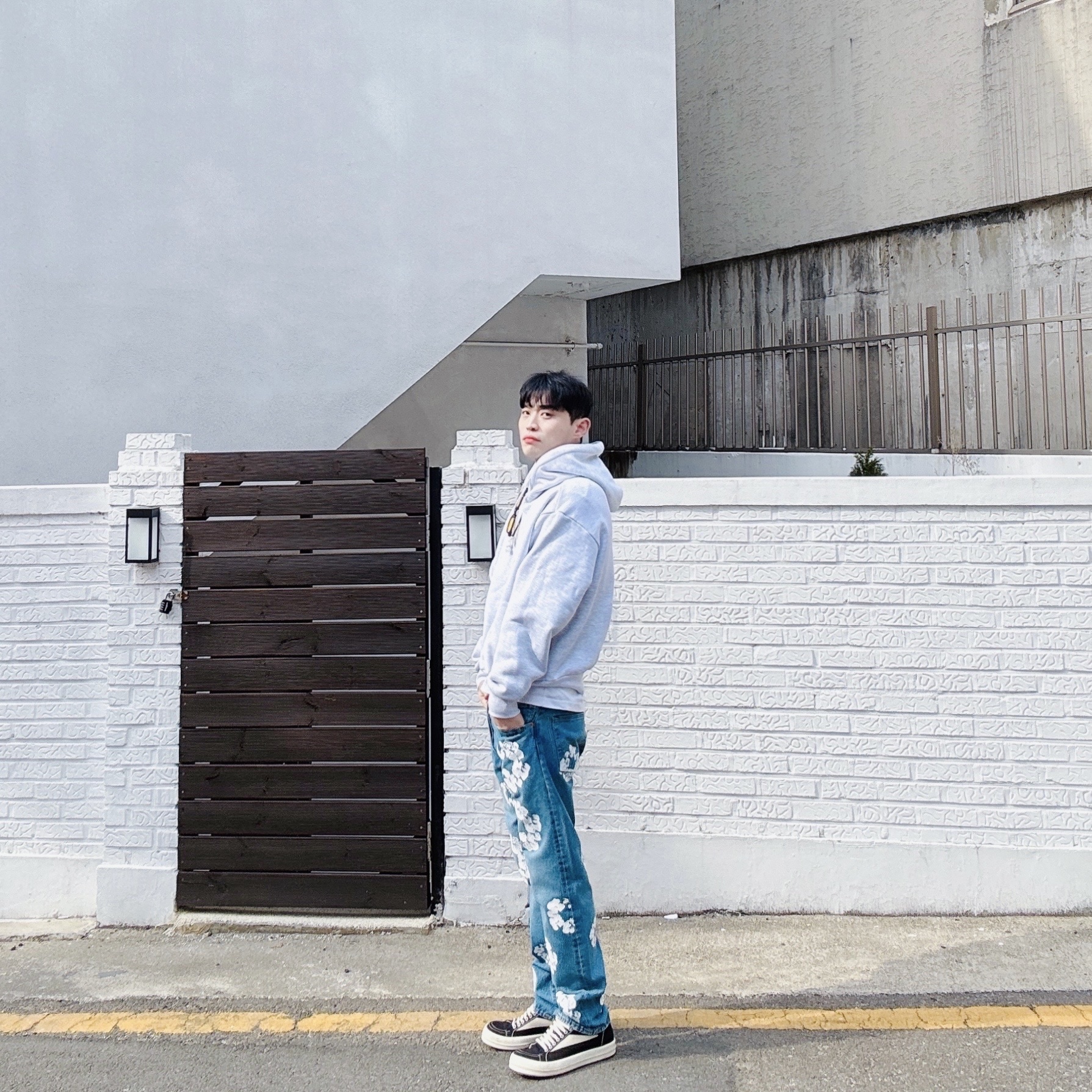 Rick Owens Drkshdw Lido Overdyed Denim Vintage Sneakers Black Milk, Denim Tears The Cotton Wreath Jeans Light Wash 착용 스타일 - 2