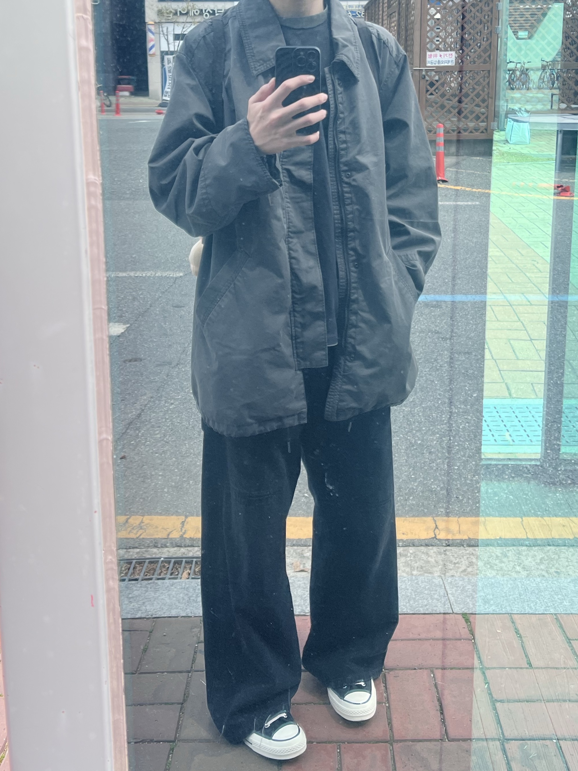 Polyteru Damaged Carpenter Pants Washed Black 착용 스타일