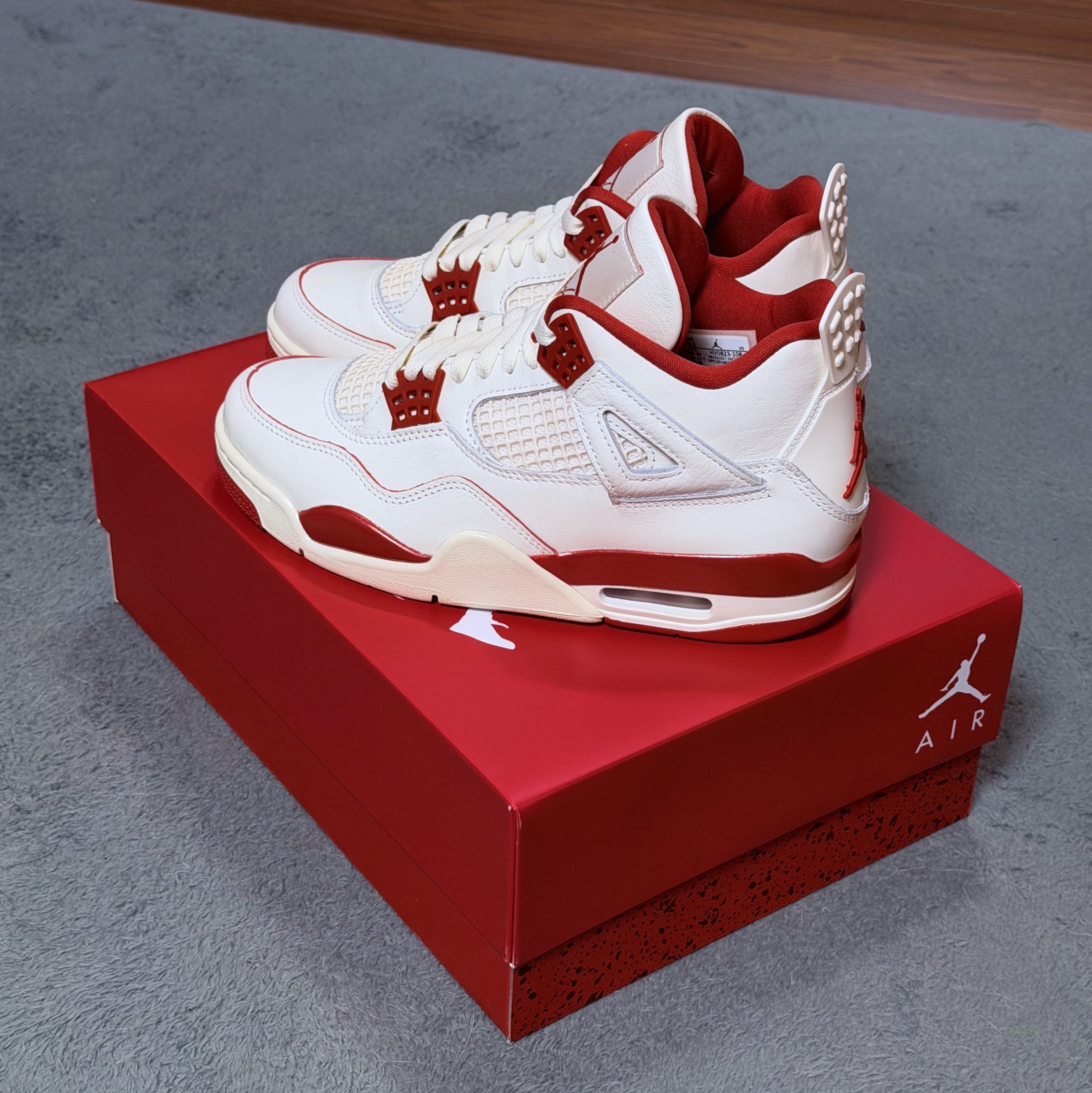 (W) Jordan 4 Retro Valentine's Day Pale Ivory Sierra Red 착용 스타일 - 2
