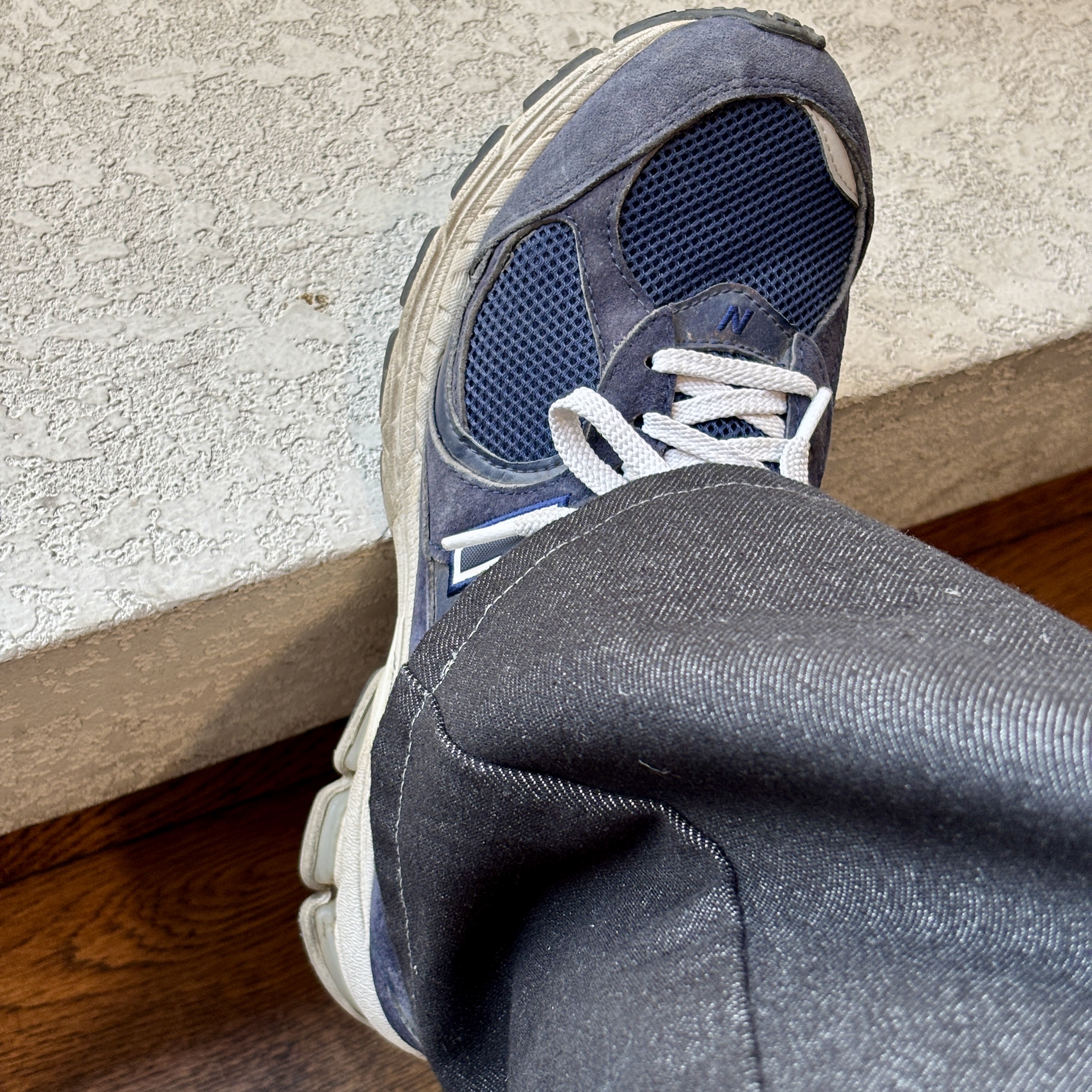 New Balance 2002 Navy 착용 스타일 - 2