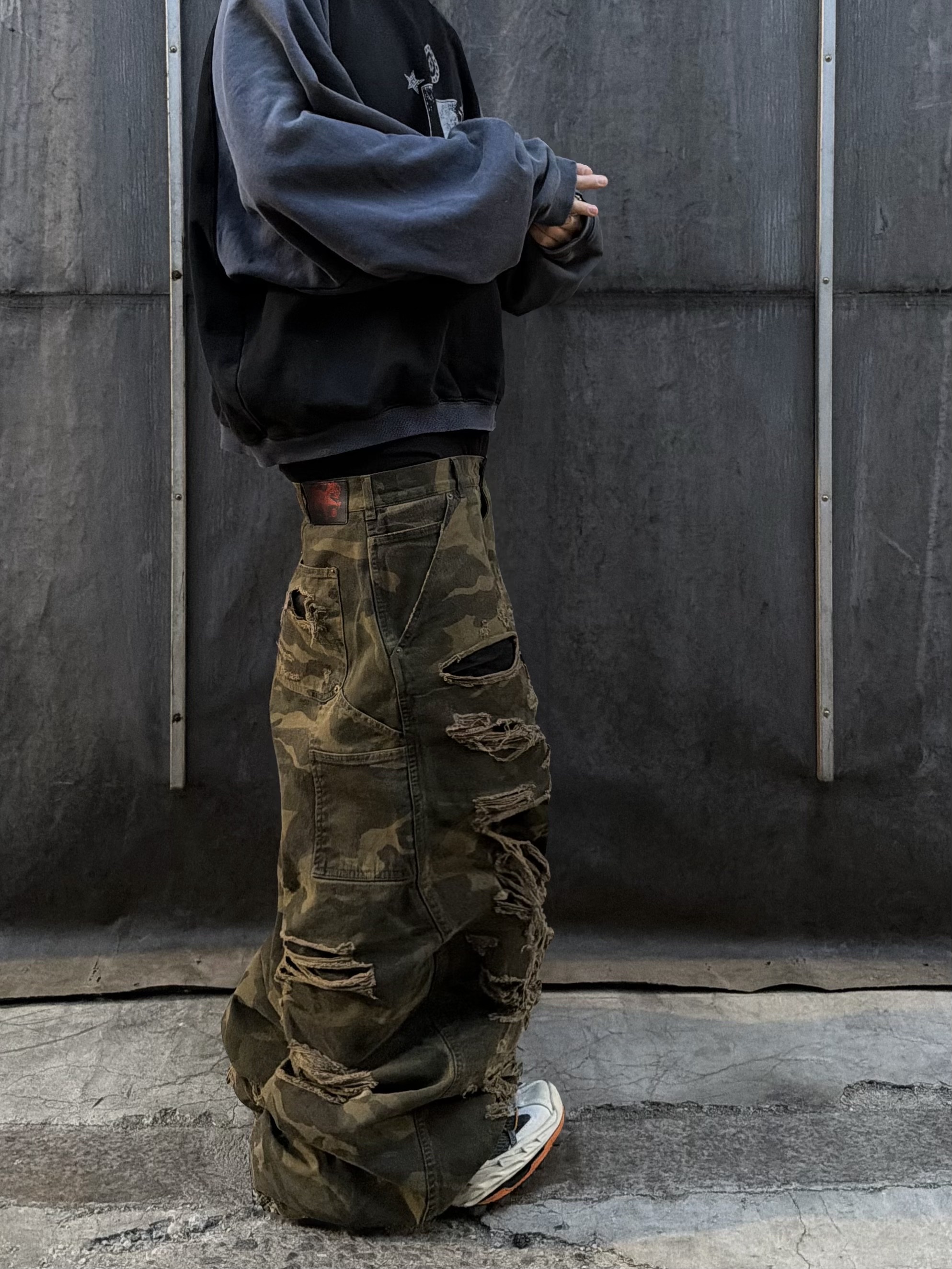 MJD x QAP Combat Hero Cropped Crewneck Black Navy, emostanceclub Double Layered Distressed Camo Pants Woodland Camo 착용 스타일 - 6