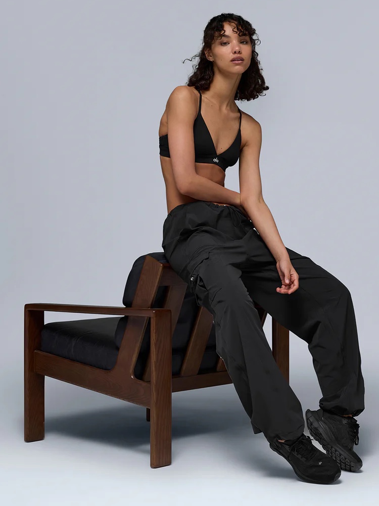 (W) Alo Yoga Megastar Cargo Pants Black, (W) Alo Yoga Accolade Sweatpants Black 착용 스타일 - 3