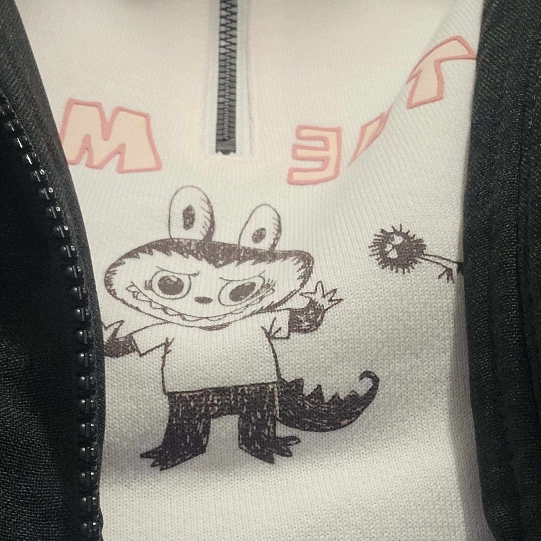 (W) Uniqlo x Pop Mart Half-Zip Sweatshirt Off White, COS Quilted Mini Bag Cream 착용 스타일 - 2