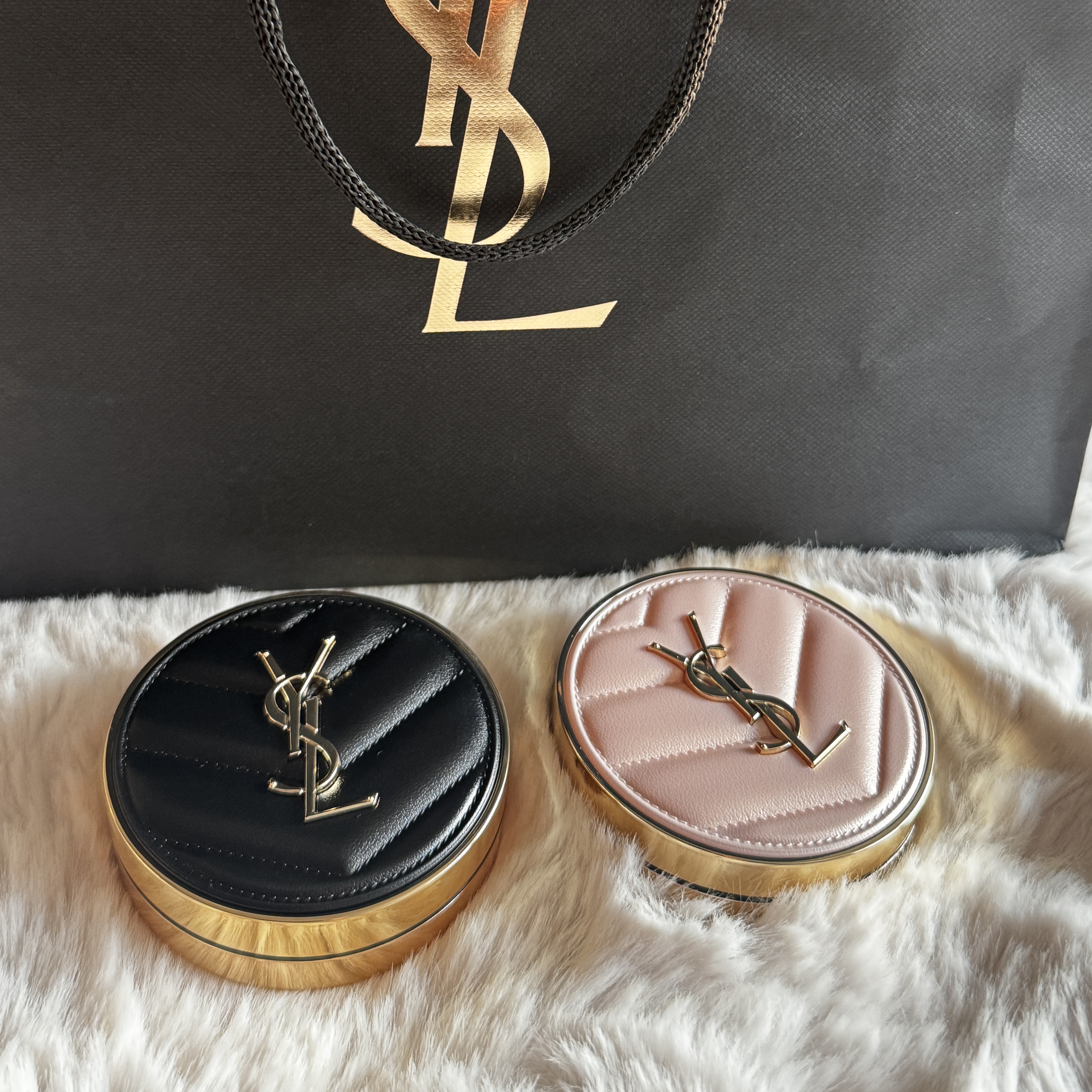 Yves Saint Laurent New Encre De Peau Cusion 20, Yves Saint Laurent Encre De Peau Cusion 30 착용 스타일 - 2
