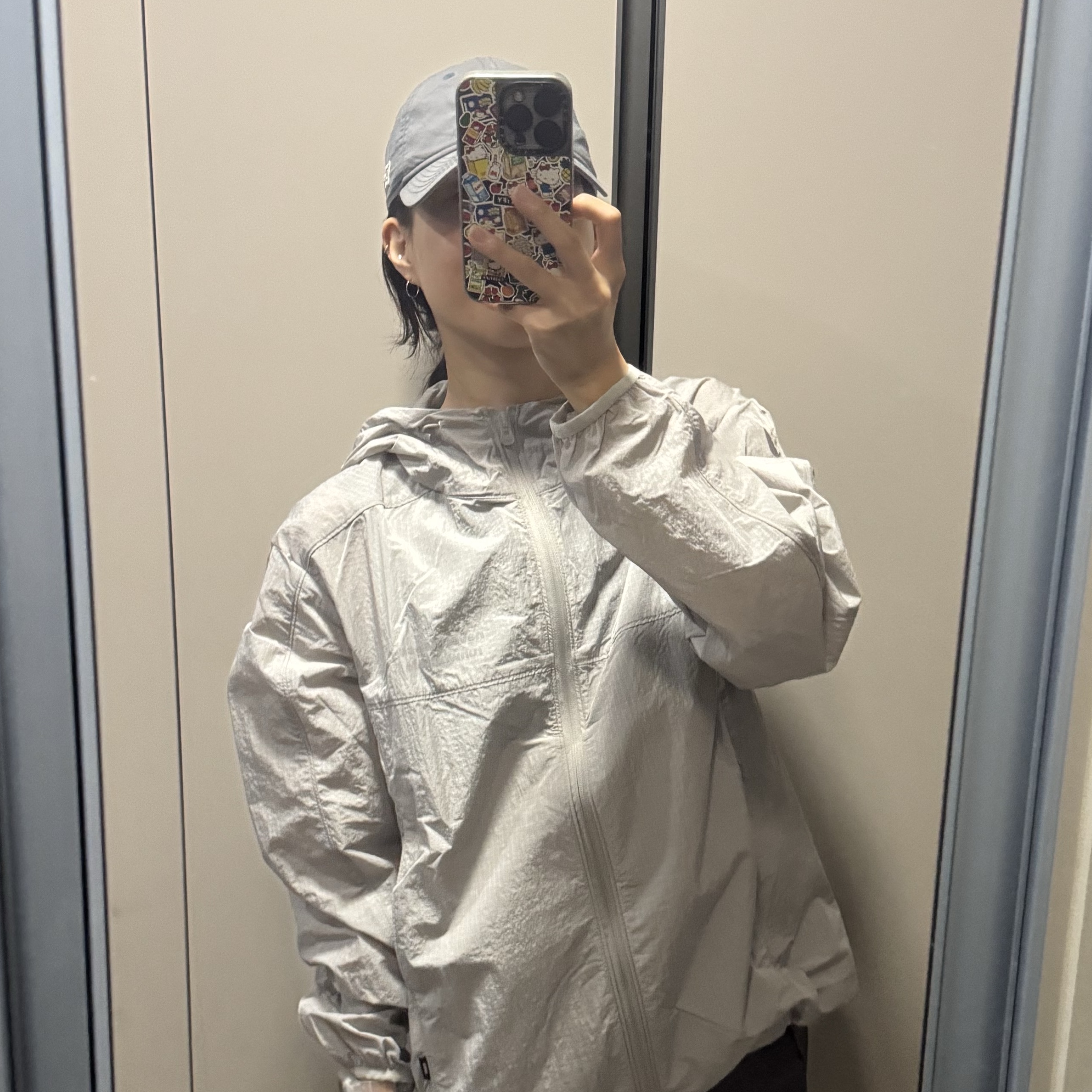 [KREAM 단독] runwhither Windbreaker Jacket V2 Gray 착용 스타일 - 4