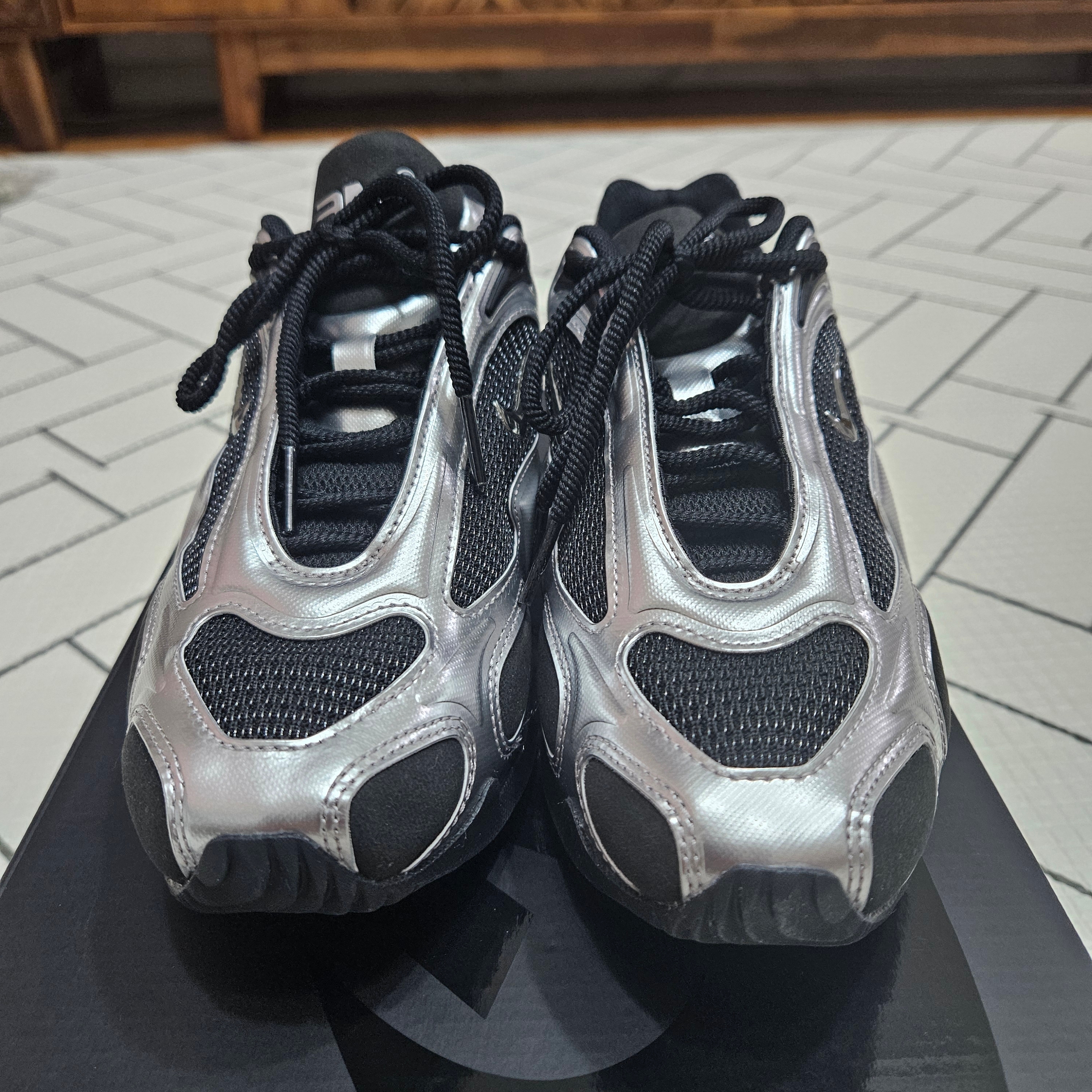 (W) Nike Air Max Muse Black and Metallic Silver 착용 스타일 - 2