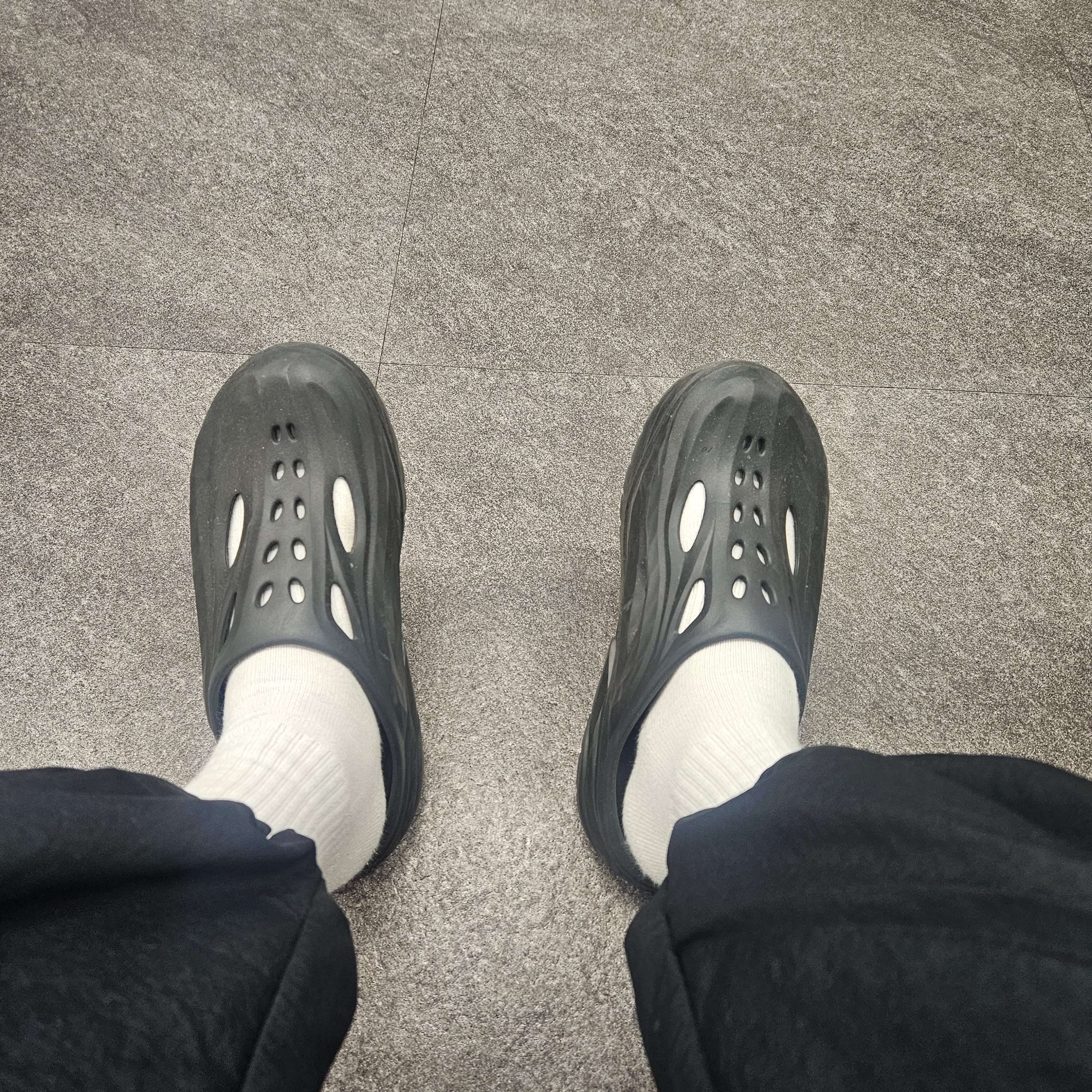 Hoka Ora Recovery Mule Black, Nike ACG Dolomiti Pants Black Summit White - Asia 착용 스타일