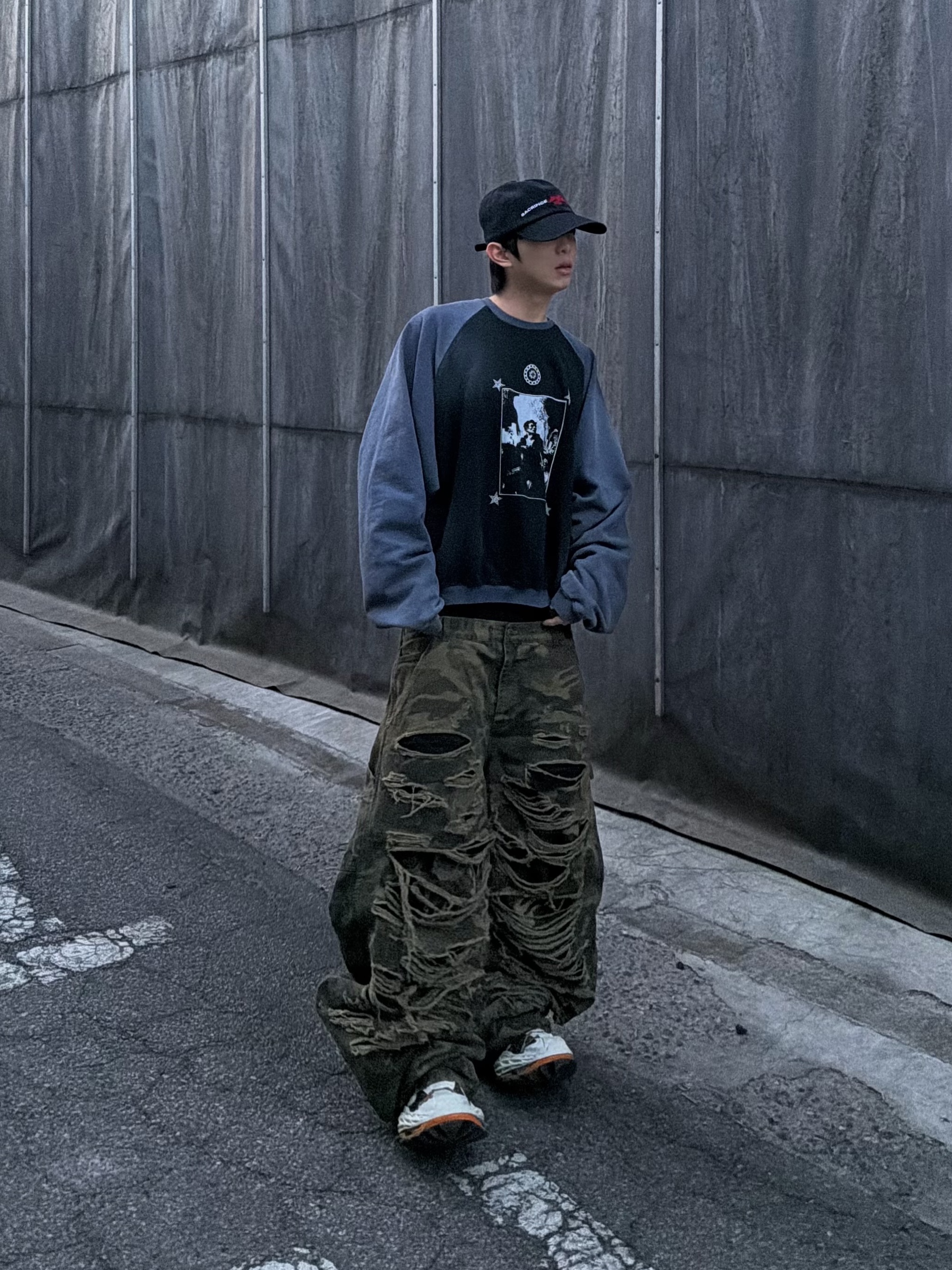 MJD x QAP Combat Hero Cropped Crewneck Black Navy, emostanceclub Double Layered Distressed Camo Pants Woodland Camo 착용 스타일 - 7