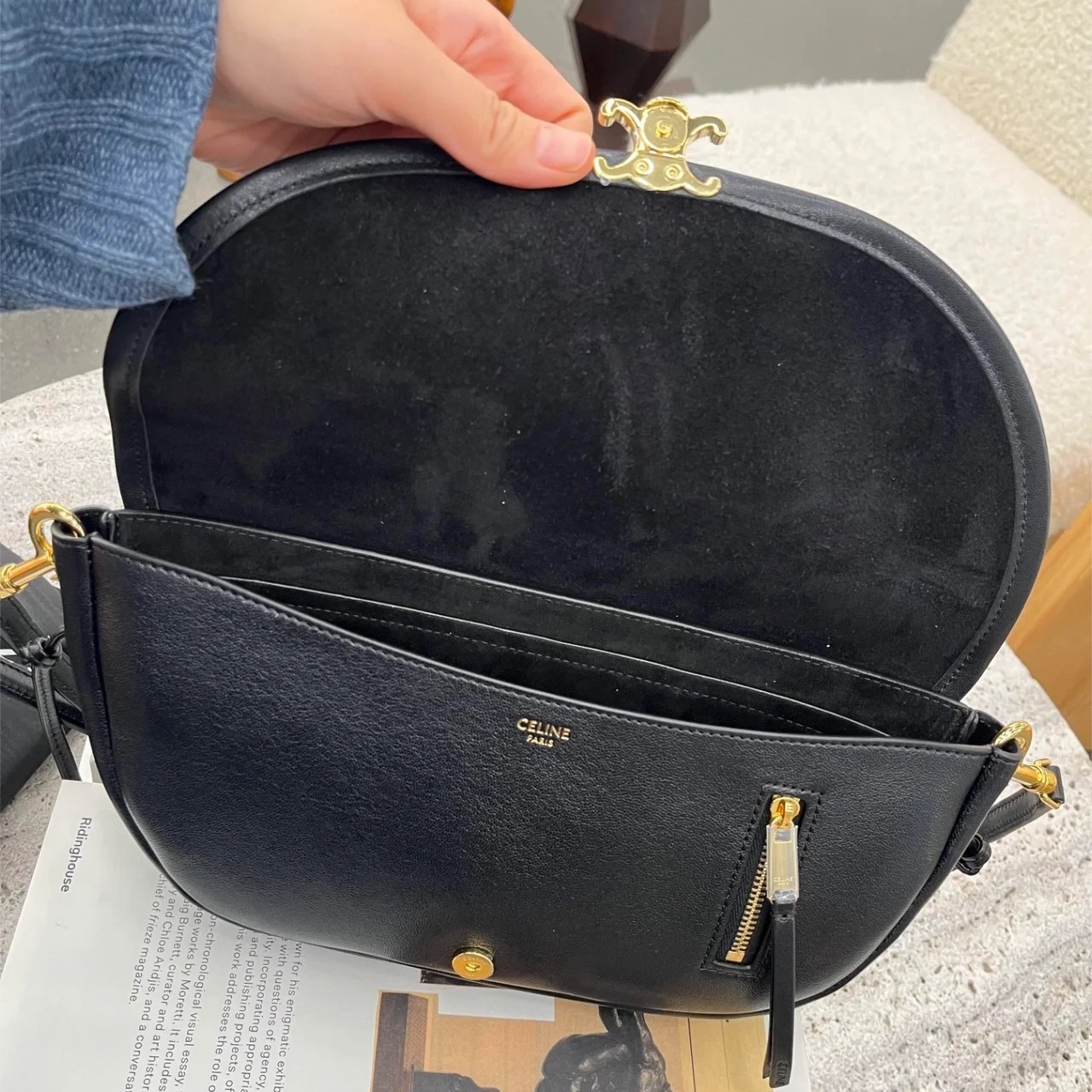 Celine Little Halfmoon Soft Triomphe in Supple Shiny Lambskin Black 착용 스타일 - 9