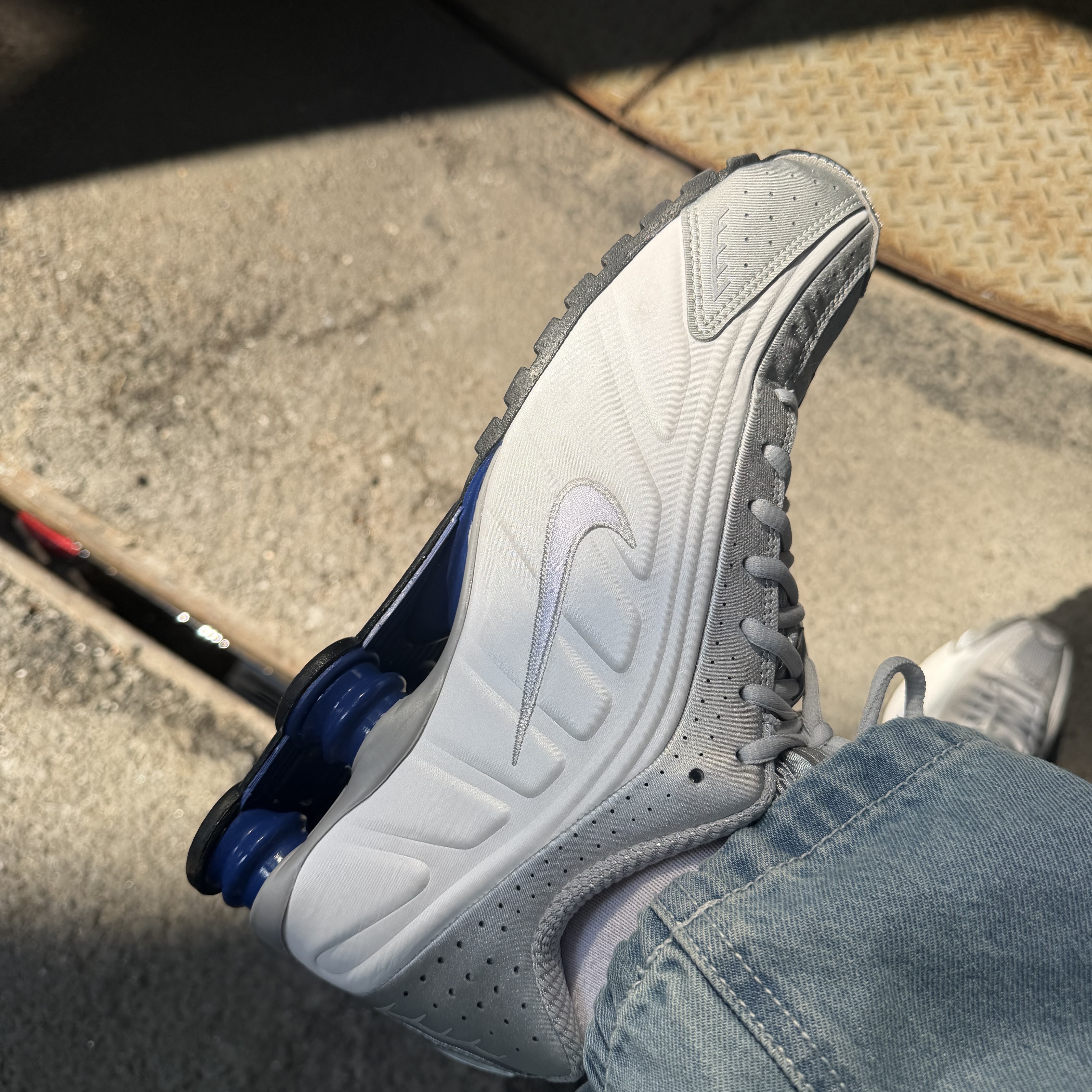 Nike Shox R4 White Metallic Silver Deep Royal Blue White 착용 스타일 - 1