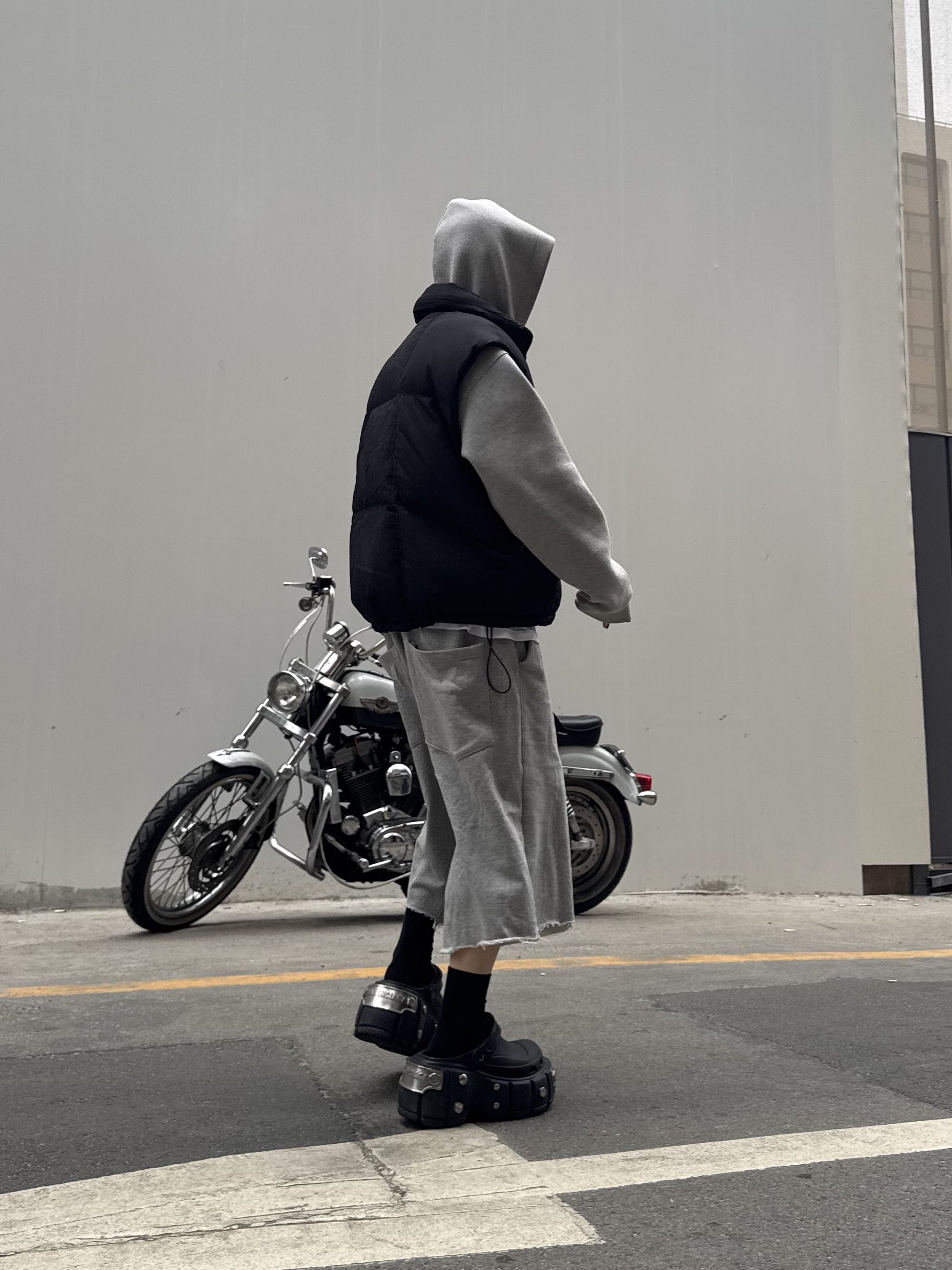 Balenciaga x Crocs Hardcrocs Slide Black, ROARINGRAD Unbalance Sweat Bermuda Pants Gray 착용 스타일 - 3