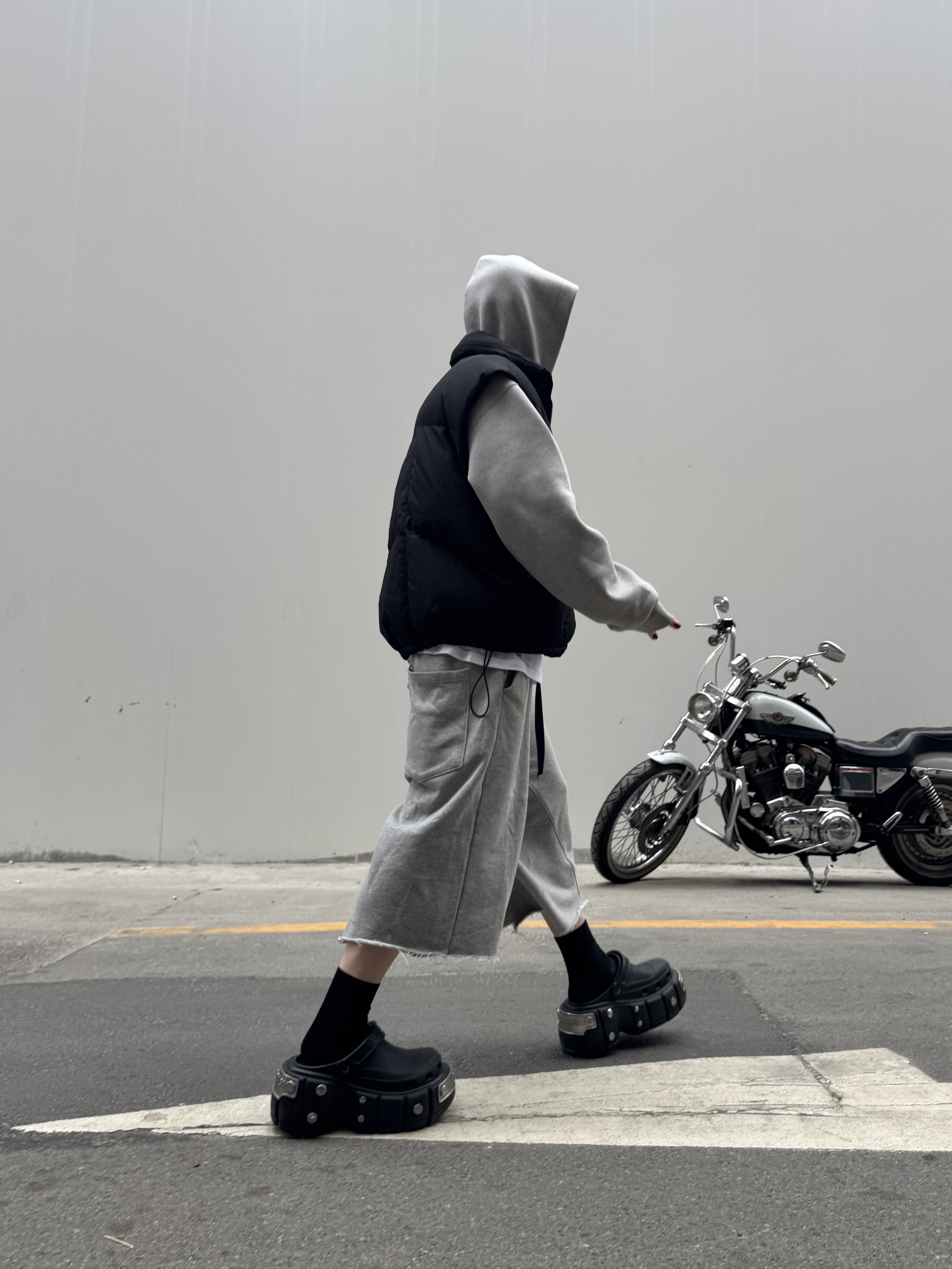Balenciaga x Crocs Hardcrocs Slide Black, ROARINGRAD Unbalance Sweat Bermuda Pants Gray 착용 스타일 - 1