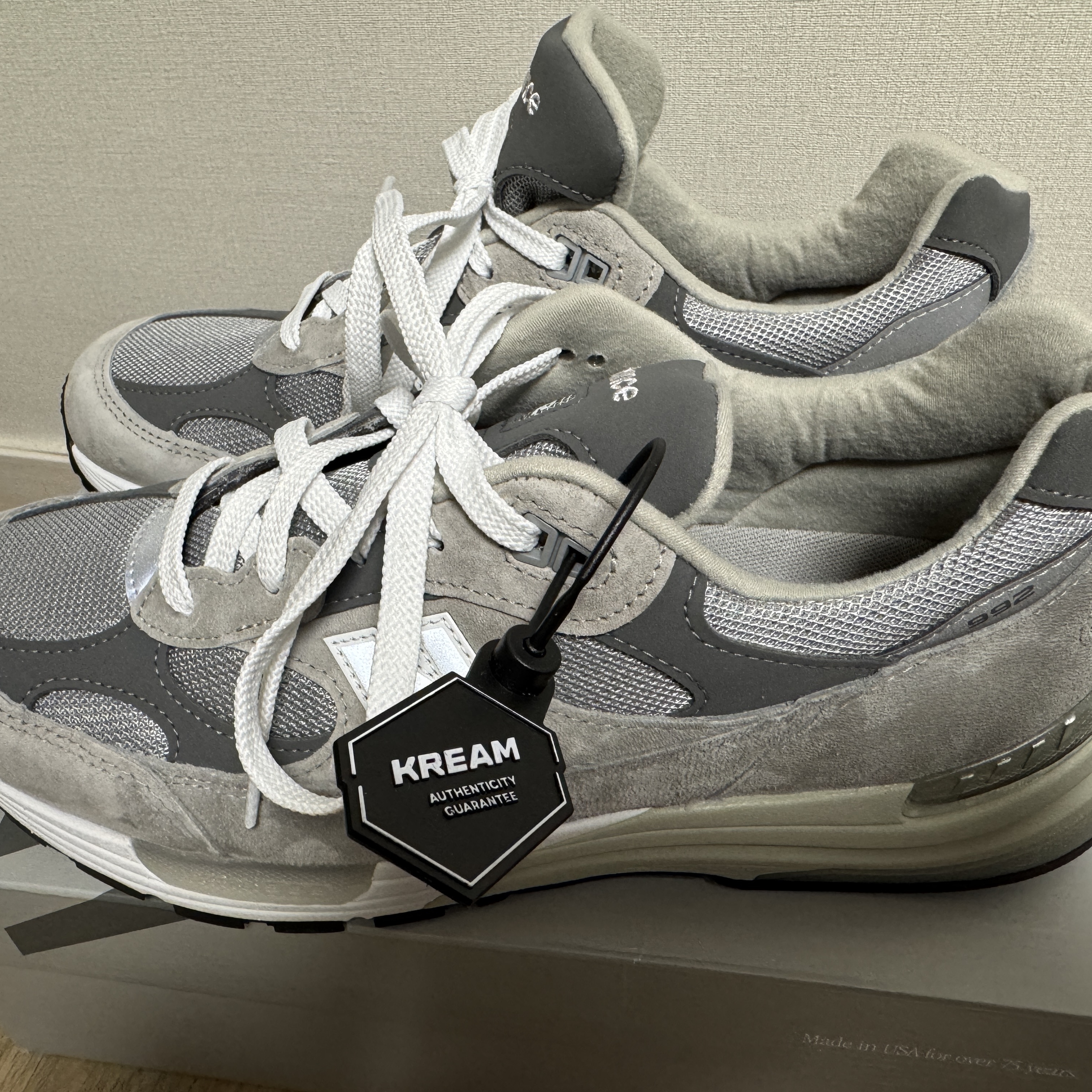New Balance 992 Made in USA Core Grey Silver Metallic 착용 스타일