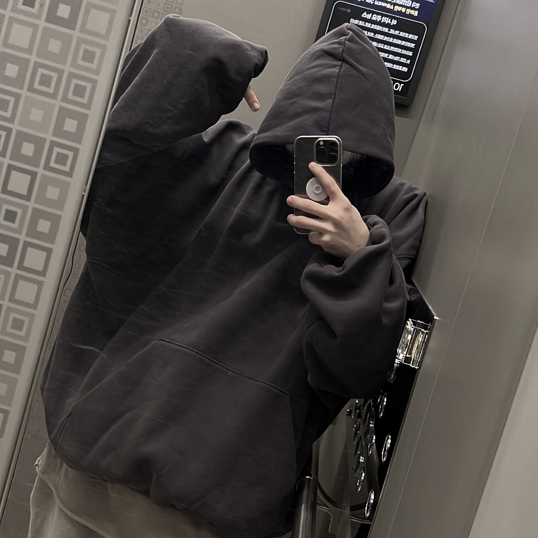 Yeezy Gap Engineered By Balenciaga Logo Hoodie Black 착용 스타일