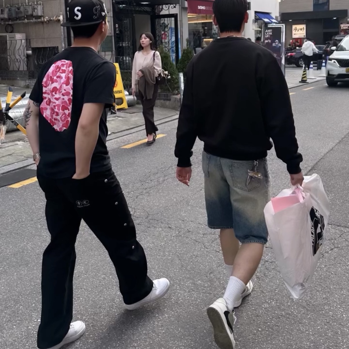 BAPE ABC Camo By Bathing Ape T-Shirt Black Pink, Thug Club Thug Pants (2) Black 착용 스타일