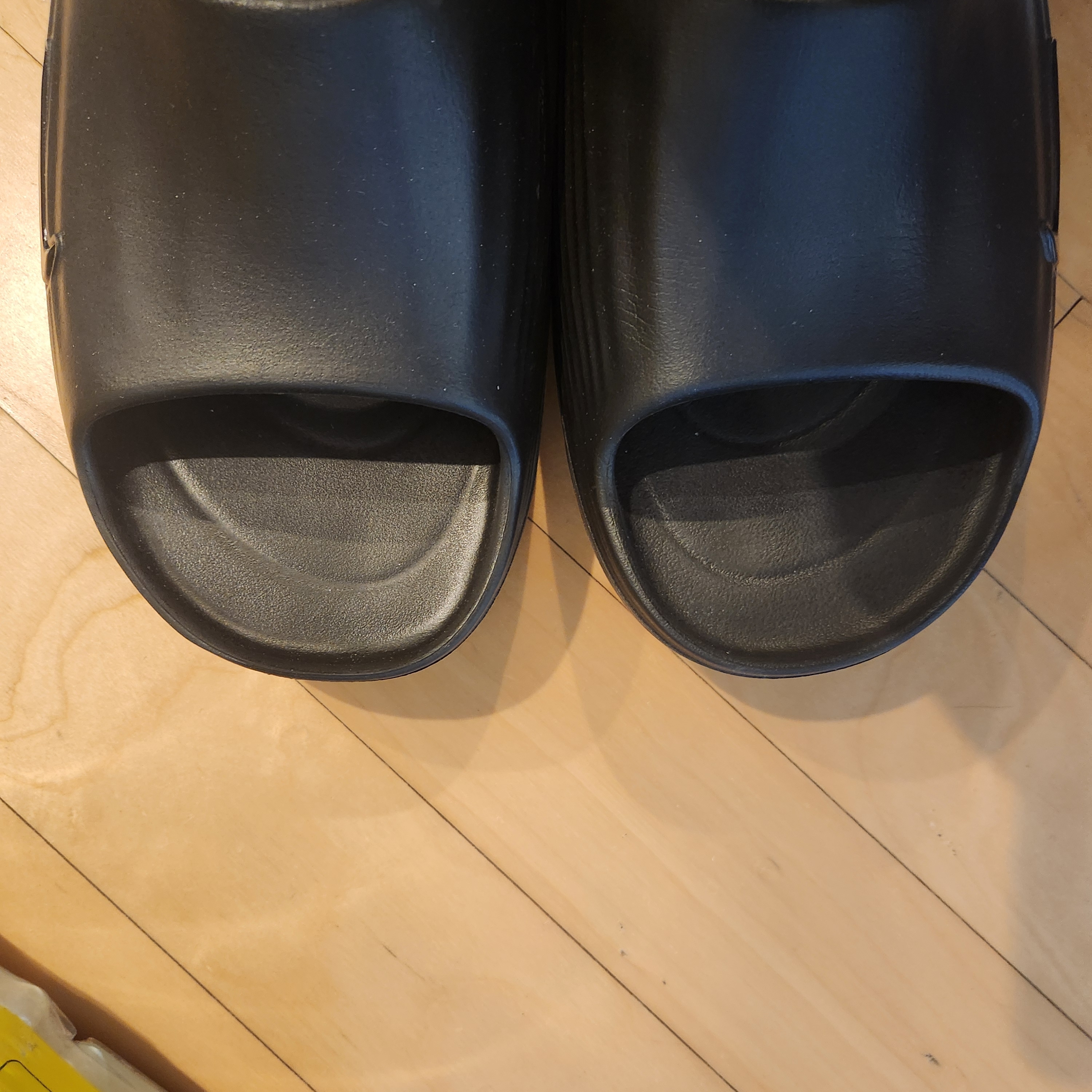 Nike ReactX Rejuven8 Slide Black 착용 스타일 - 1