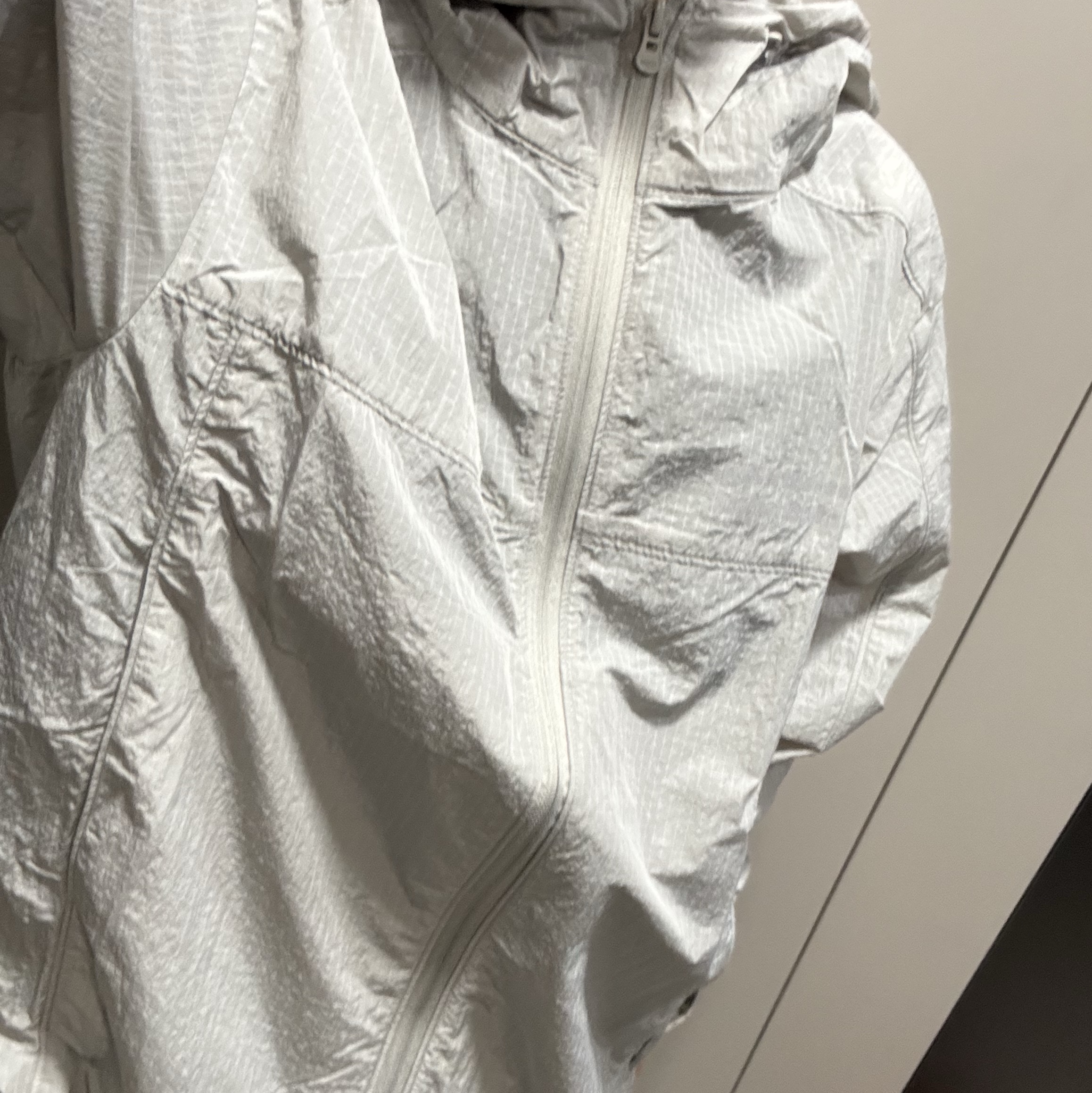 [KREAM 단독] runwhither Windbreaker Jacket V2 Gray 착용 스타일 - 3