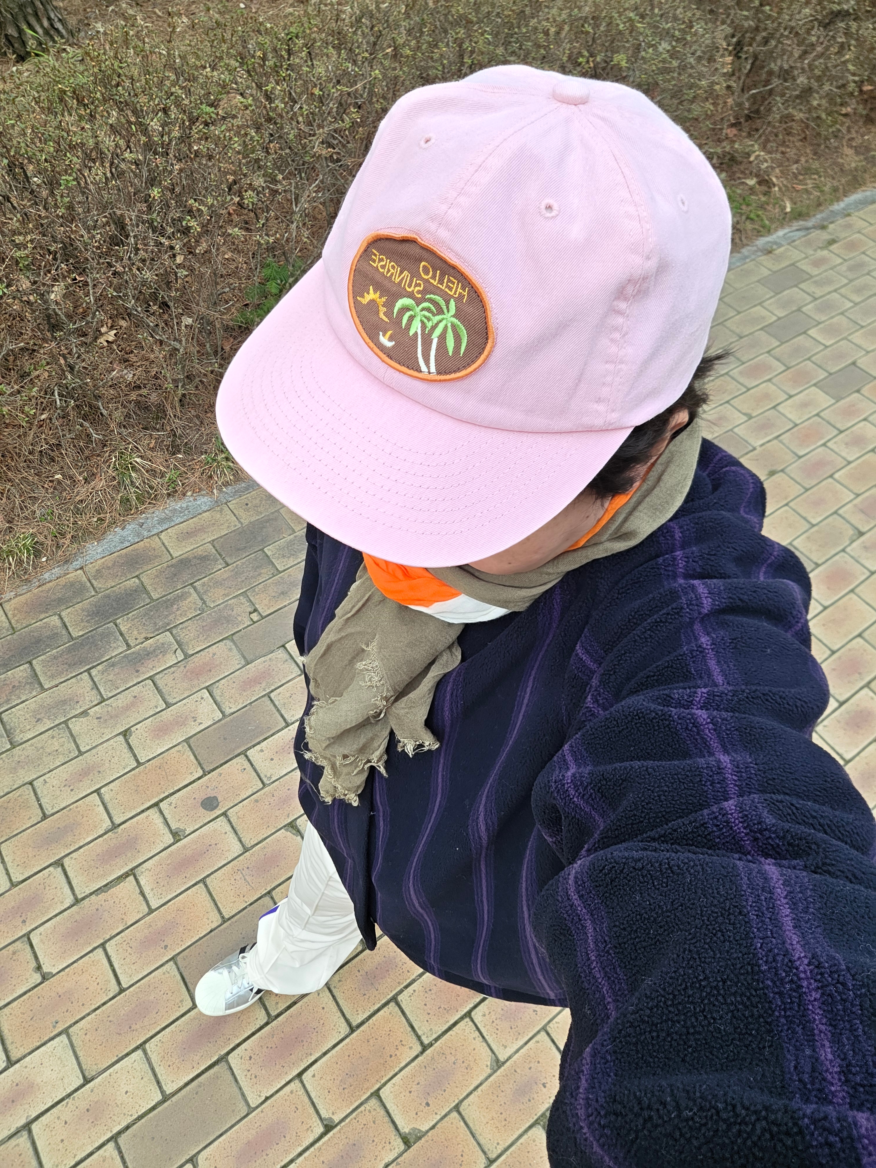 Uniqlo x Needles Fleece Oversized Cardigan Black - KR, Hello Sunrise Palm Tree Wappen 6Panel Cap Coral Pink 착용 스타일 - 2