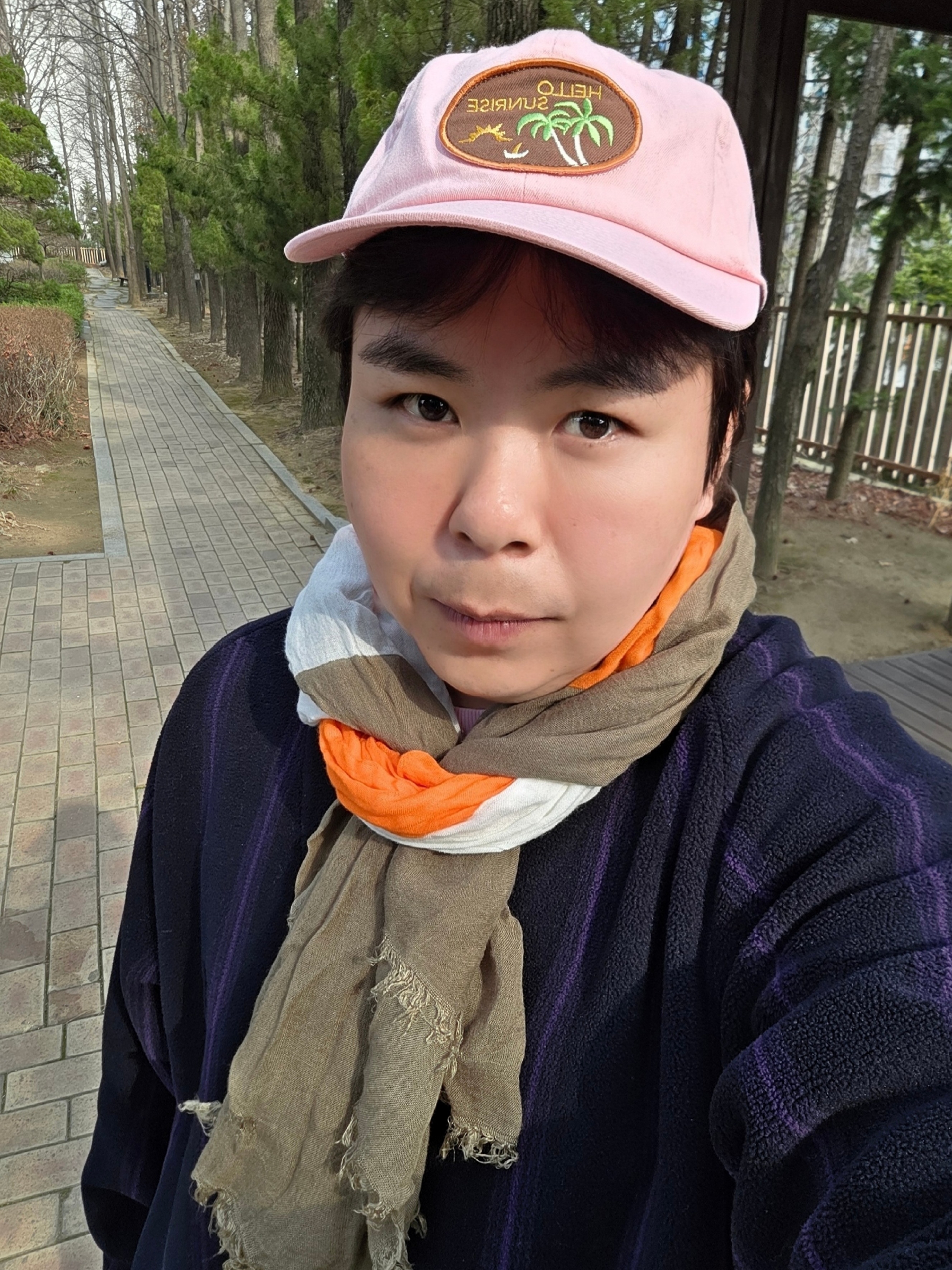 Uniqlo x Needles Fleece Oversized Cardigan Black - KR, Hello Sunrise Palm Tree Wappen 6Panel Cap Coral Pink 착용 스타일 - 4