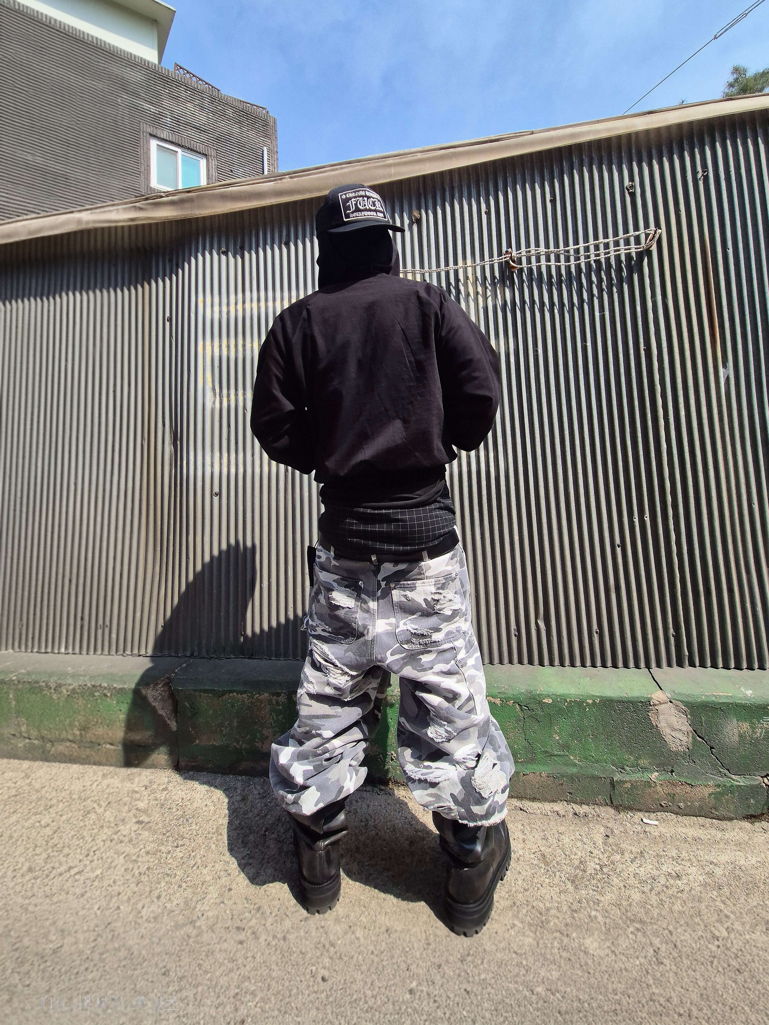 Chrome Hearts Fuck Hollywood Trucker Hat Black, emostanceclub Double Layered Distressed Camo Pants White Camo 착용 스타일 - 1