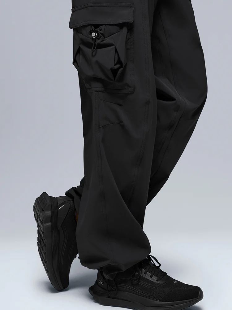 (W) Alo Yoga Megastar Cargo Pants Black, (W) Alo Yoga Accolade Sweatpants Black 착용 스타일 - 2