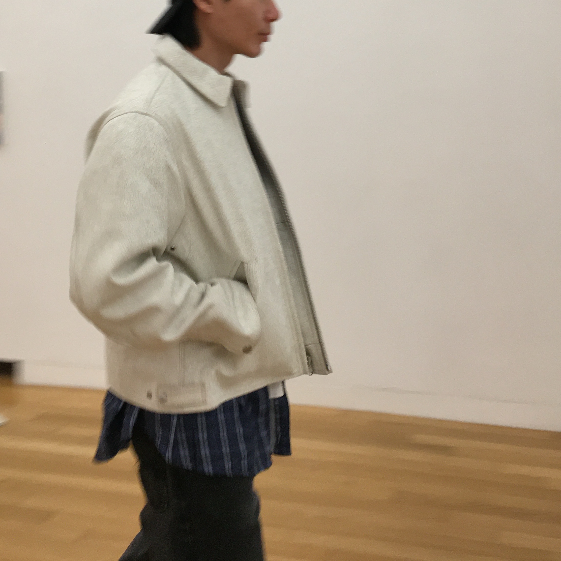 Stussy Garage Jacket Cracked Leather White 착용 스타일 - 6