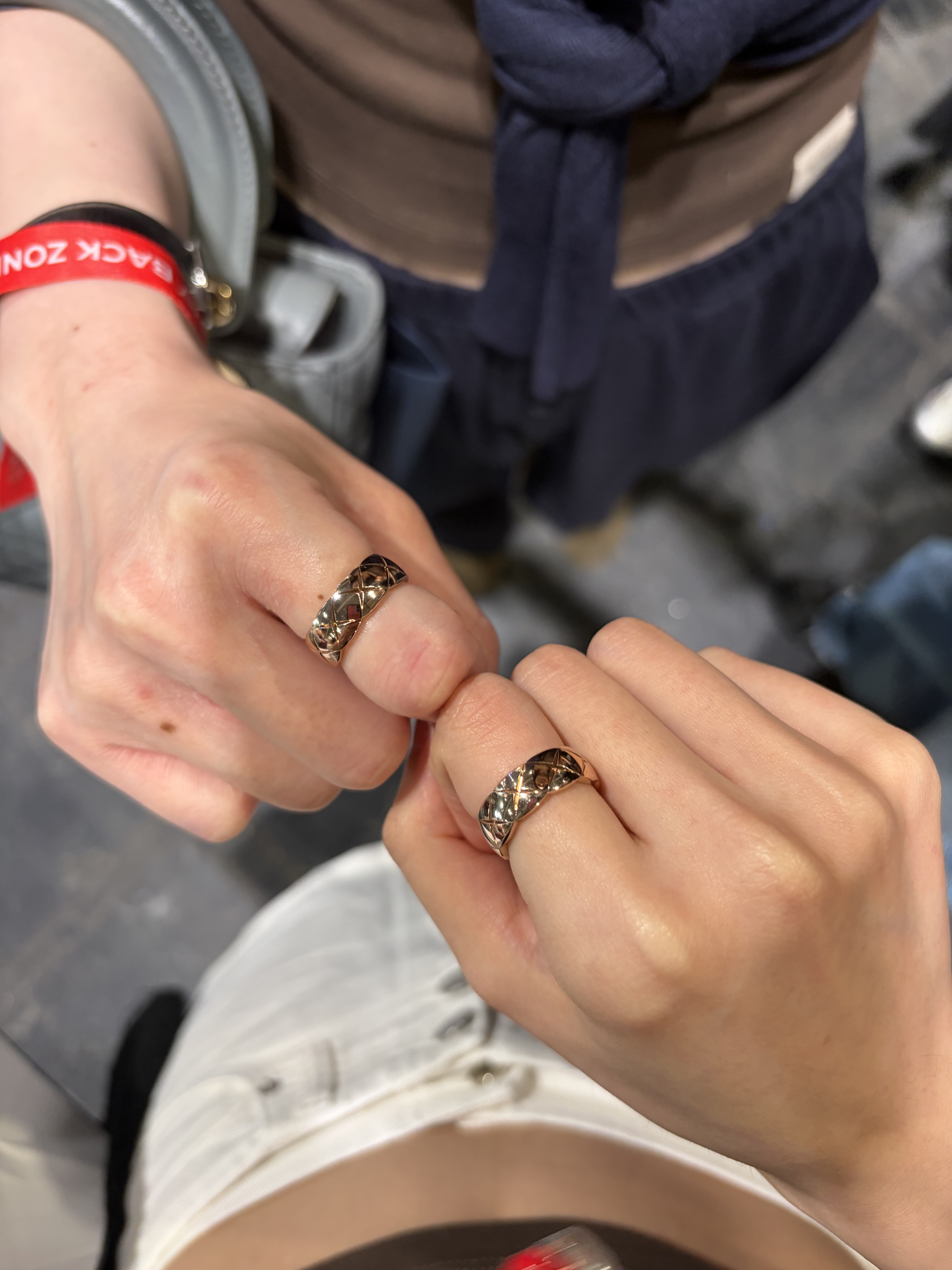 Chanel Coco Crush Ring Quilted Motif Small & 18K Beige Gold, Chanel Coco Crush Ring Quilted Motif Small & 18K Yellow Gold 착용 스타일 - 1