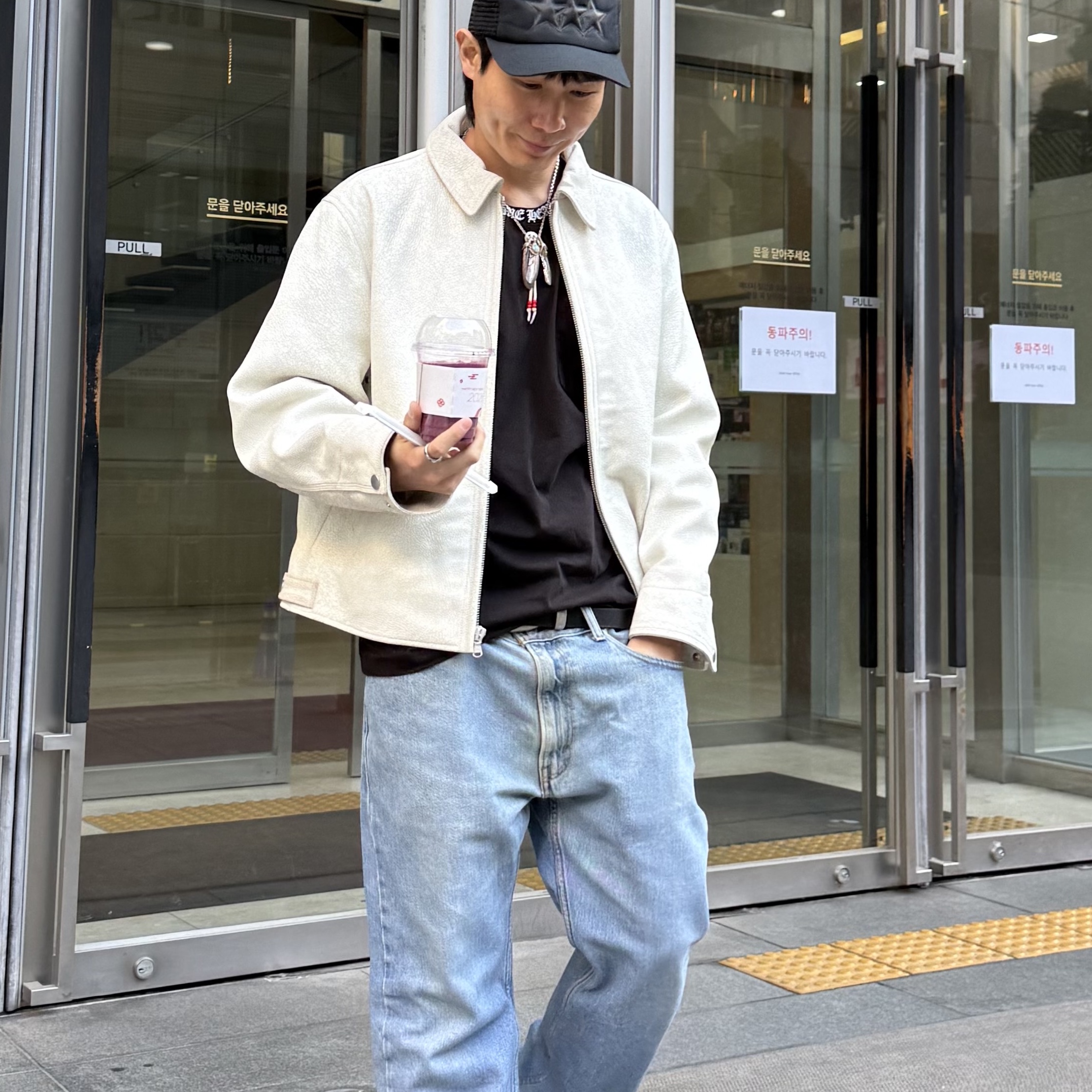 Stussy Garage Jacket Cracked Leather White 착용 스타일 - 3