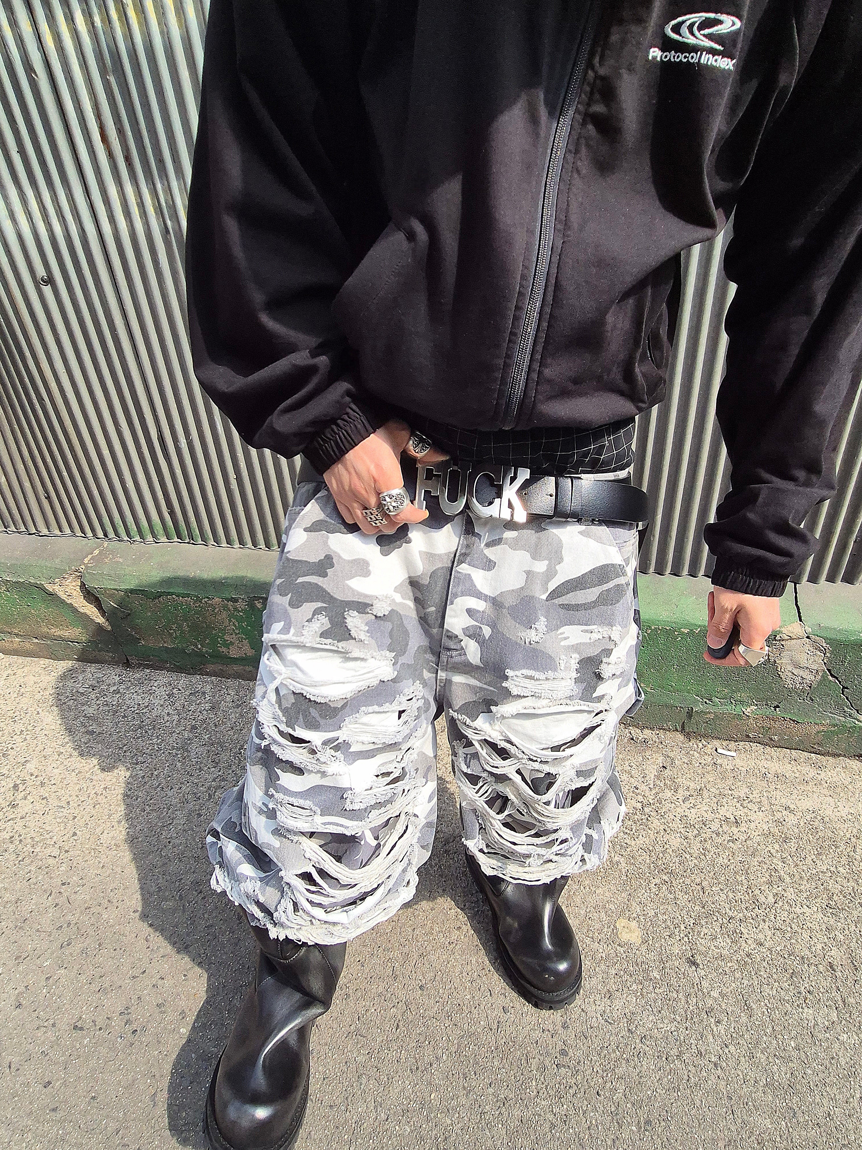 emostanceclub Double Layered Distressed Camo Pants White Camo 착용 스타일 - 1