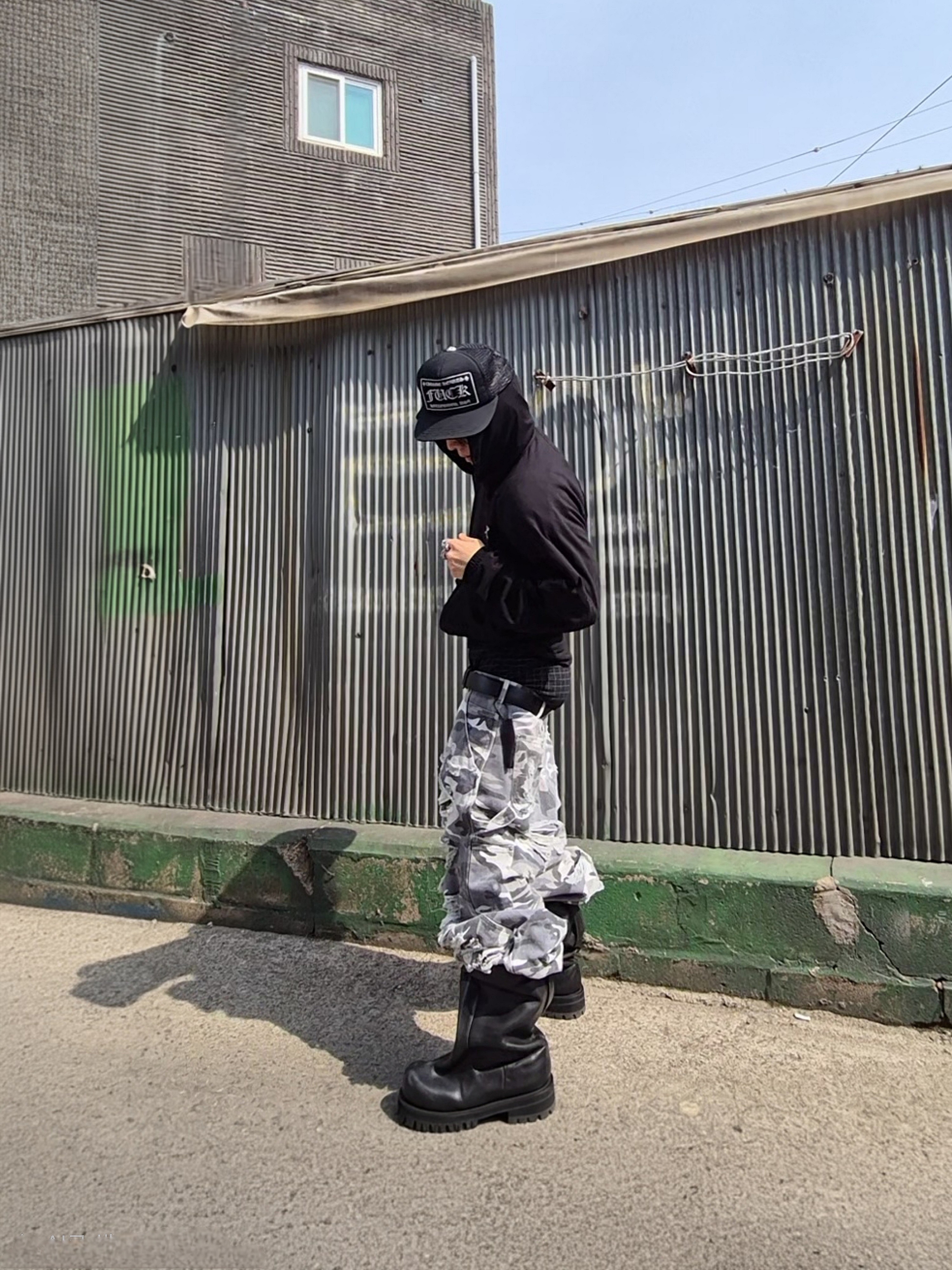 Chrome Hearts Fuck Hollywood Trucker Hat Black 착용 스타일 - 2