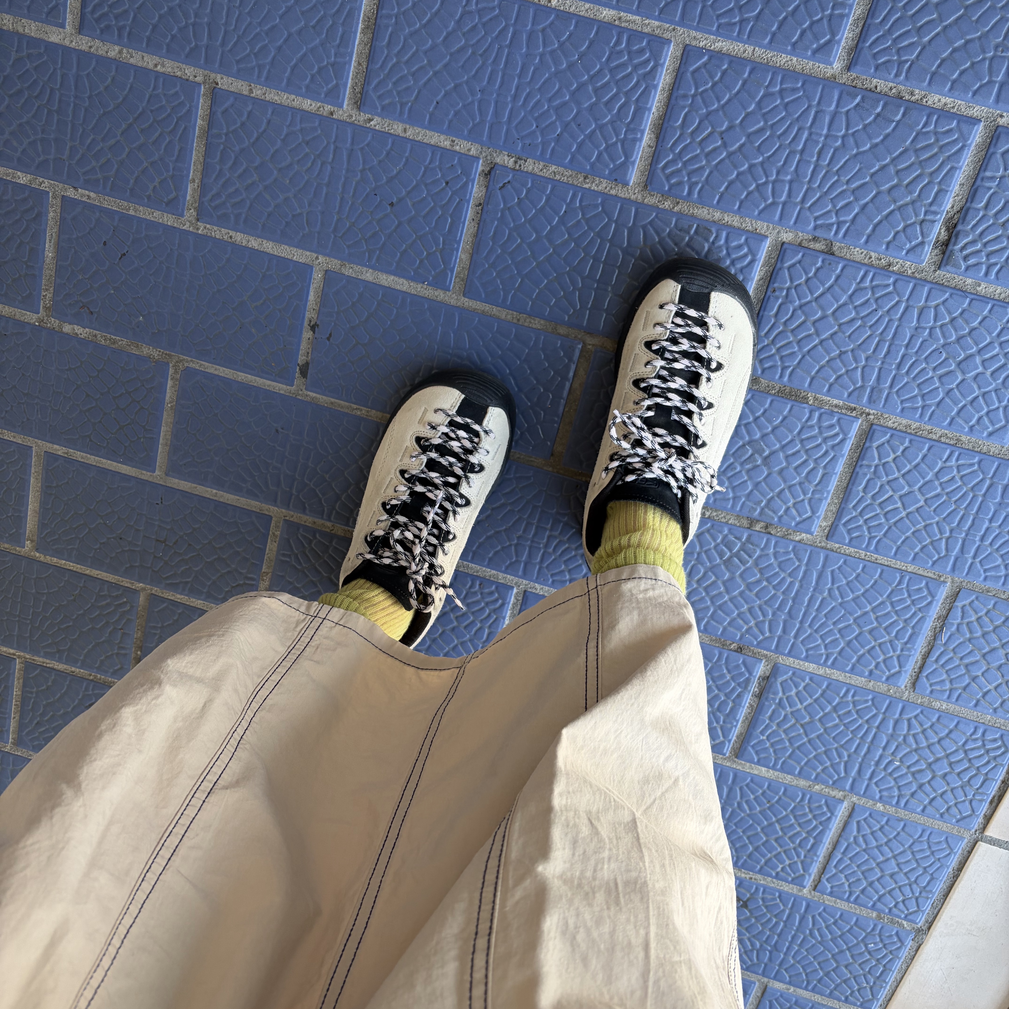 (W) Keen Jasper Sneakers Birch Black, Bottega Veneta Small Leather Cassette Bucket Bag Black 착용 스타일 - 1
