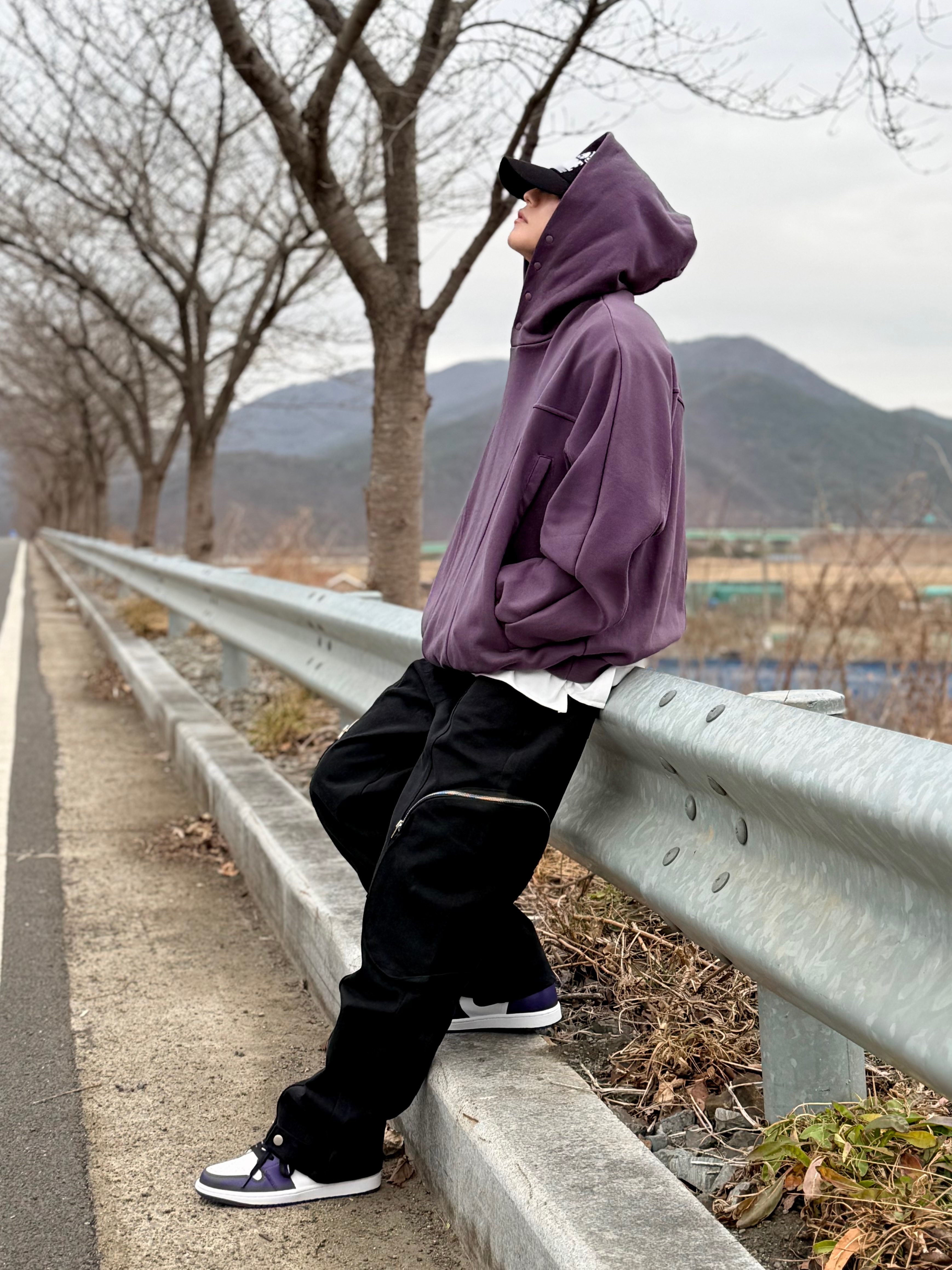 Jordan 1 Retro High OG Court Purple 2020, Louis Vuitton Monogram Chain Bracelet Silver 착용 스타일 - 1