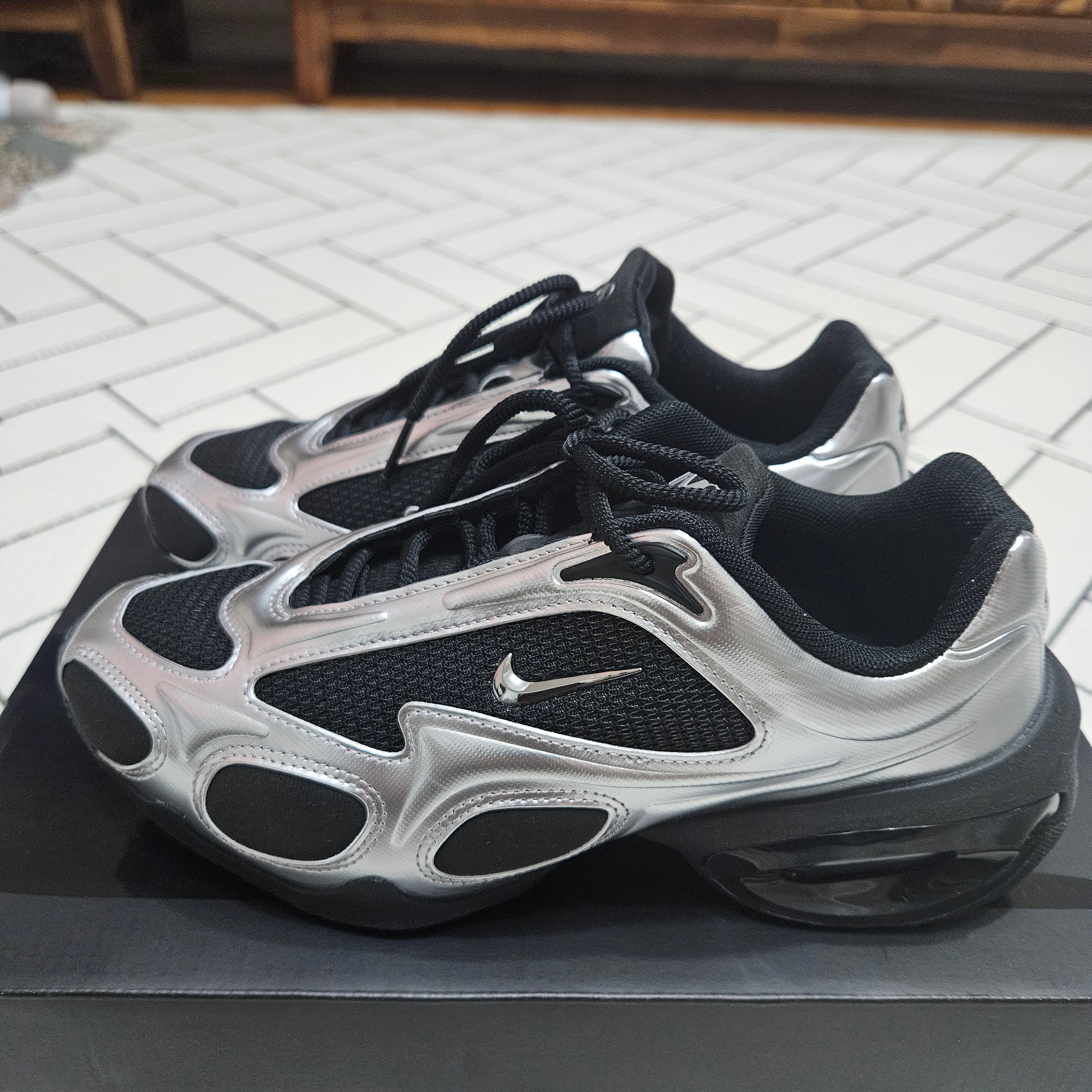(W) Nike Air Max Muse Black and Metallic Silver 착용 스타일 - 1